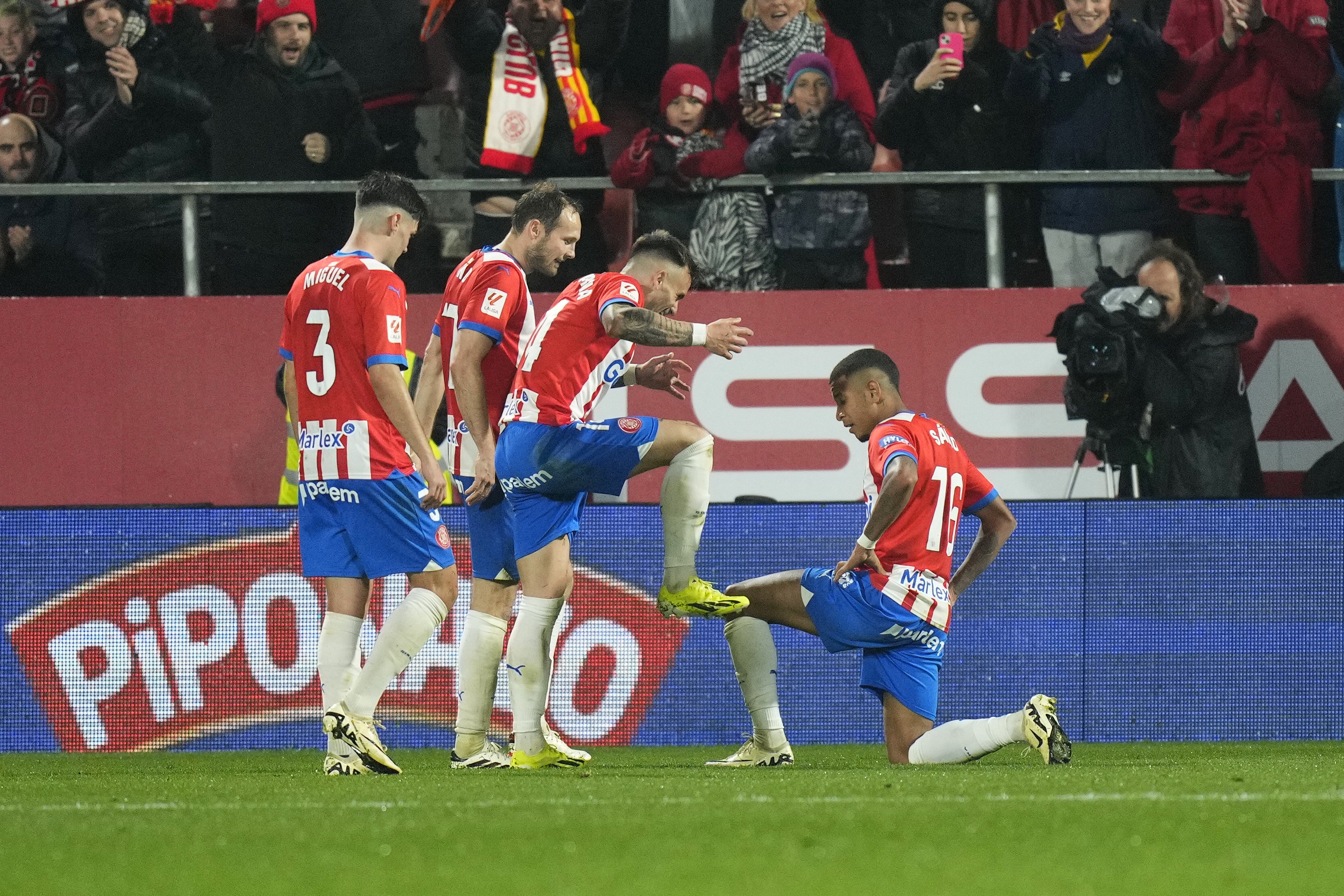 epa11210160 Girona's Savio Moreira (R) celebrates with his teammates after scoring the 2-0 goal during the Spanish LaLiga soccer match between Girona FC and CA Osasuna, in Girona, Spain, 09 March 2024.  EPA-EFE/Siu Wu