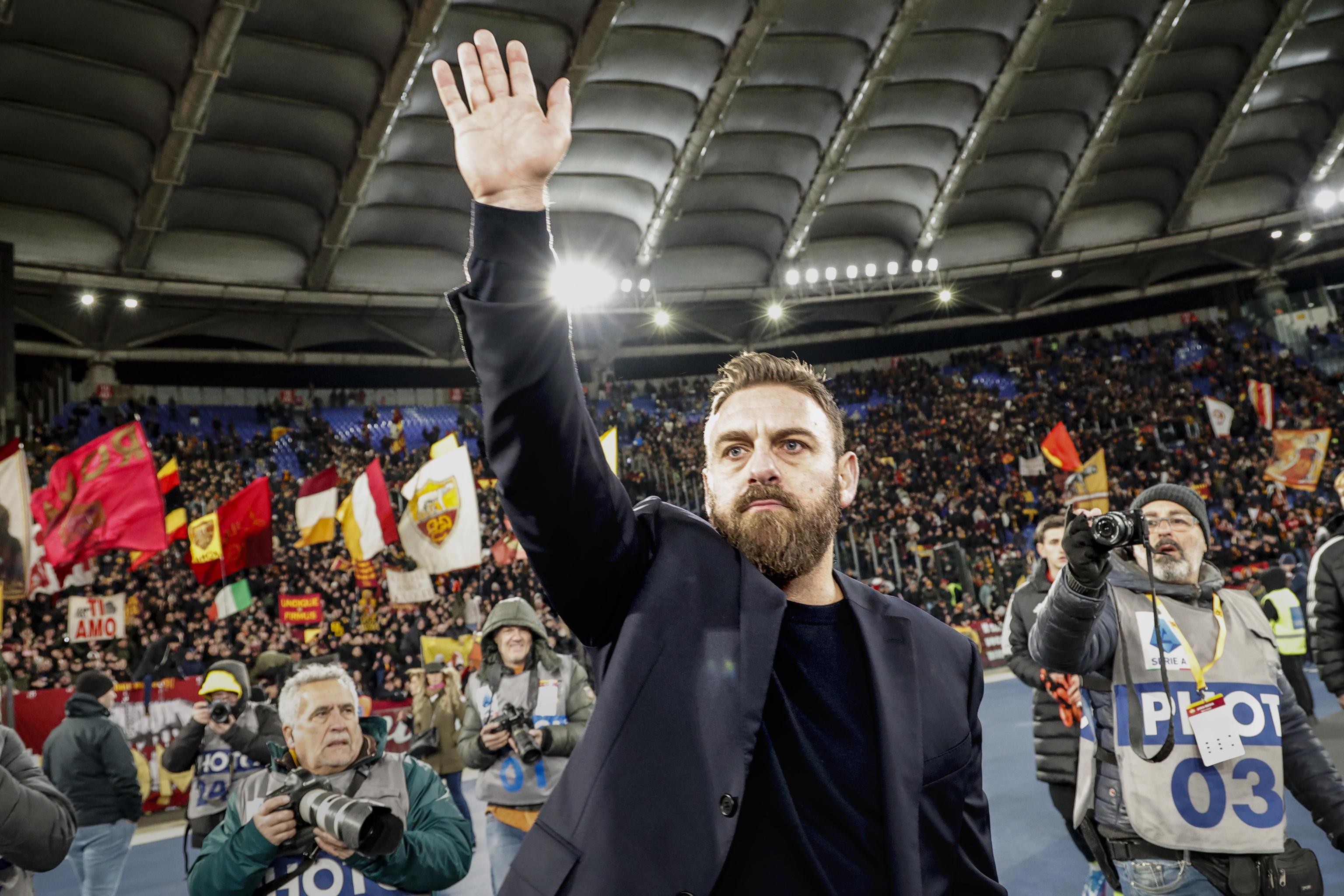 epa11092789 Roma's head coach Daniele De Rossi celebrates with supporters after winning the Italian Serie A soccer match between AS Roma and Hellas Verona FC, in Rome, Italy, 20 January 2024.  EPA-EFE/GIUSEPPE LAMI