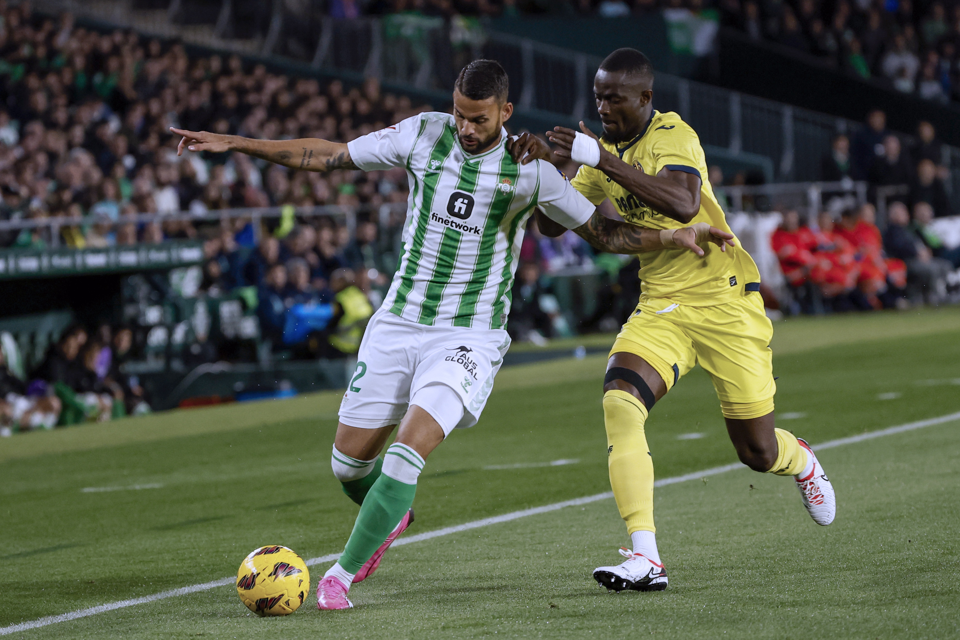 epa11212118 Willian Jose of Real Betis in action against Eric Bailly (R) of Villarreal during the Spanish LaLiga soccer match between Real Betis and Villarreal, in Seville, South Spain, 10 March 2024.  EPA-EFE/Julio Munoz