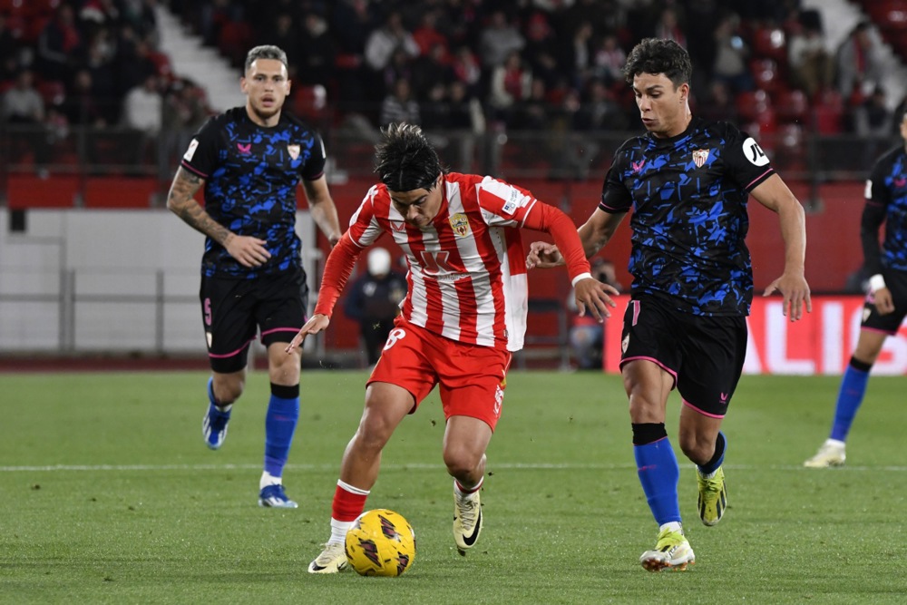 epa11215480 Sevilla's player Oliver Torres (R) vies for the ball against Luka Romero of U.D. Almeria during the LaLiga soccer match Almeria vs Sevilla, in Almeria, Spain, 11 March 2024.  EPA-EFE/Carlos Barba