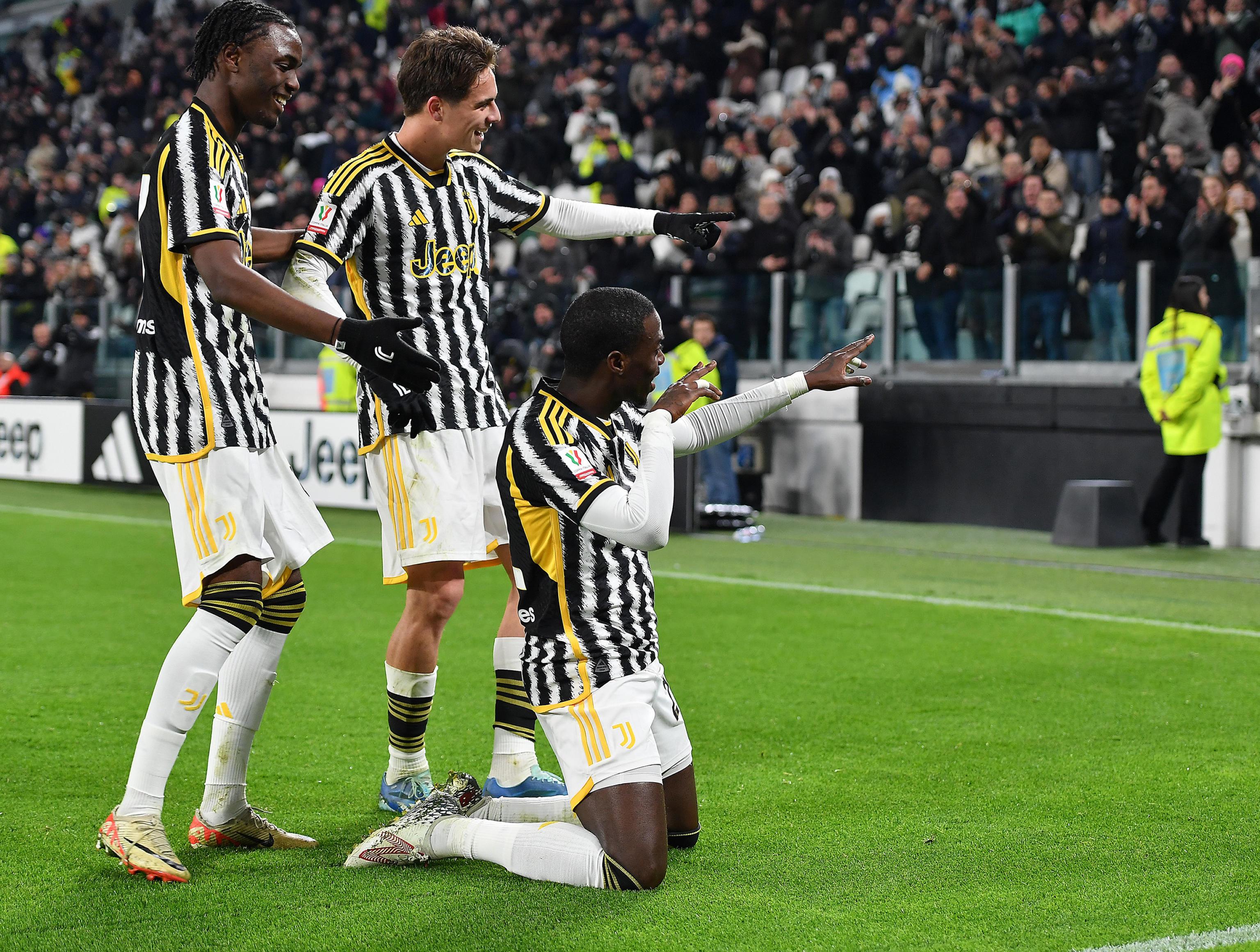 epa11057635 Juventus' Timothy Weah celebrates with teammates after scoring a goal during the Coppa Italia round of 16 soccer match Juventus FC vs US Salernitana at the Allianz Stadium in Turin, Italy, 04 January 2024.  EPA-EFE/Alessandro Di Marco