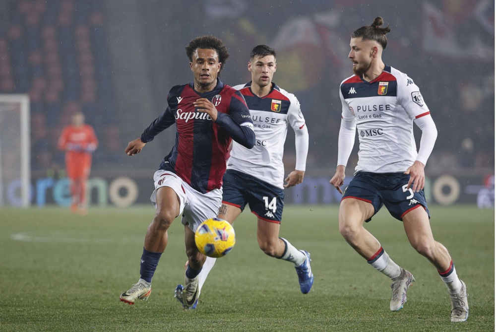 epa11059727 Bologna's Joshua Zirkzee (L) and Genoa's  Radu Dragusin (R) in action during the Italian Serie A soccer match Bologna FC vs Genoa CFC at Renato Dall'Ara stadium in Bologna, Italy, 05 January 2024.  EPA-EFE/ELISABETTA BARACCHI