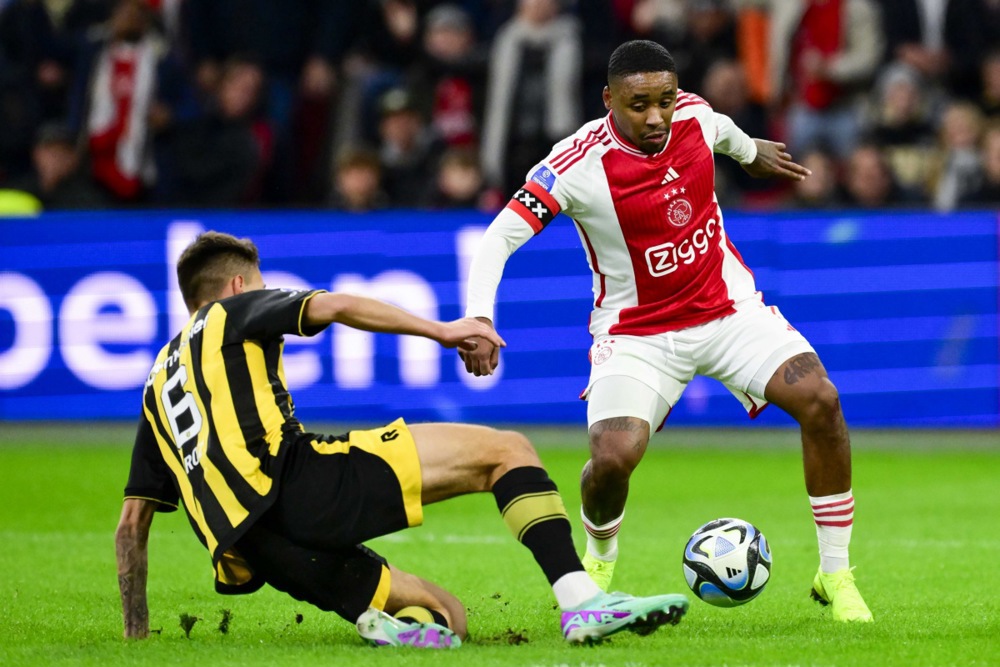 epa10995327  (l-r) Dominik Oroz of Vitesse, Steven Bergwijn of Ajax during the Dutch Eredivisie match between Ajax Amsterdam and Vitesse at the Johan Cruijff ArenA in Amsterdam, Netherlands, 25 November 2023.  EPA-EFE/Olaf Kraak