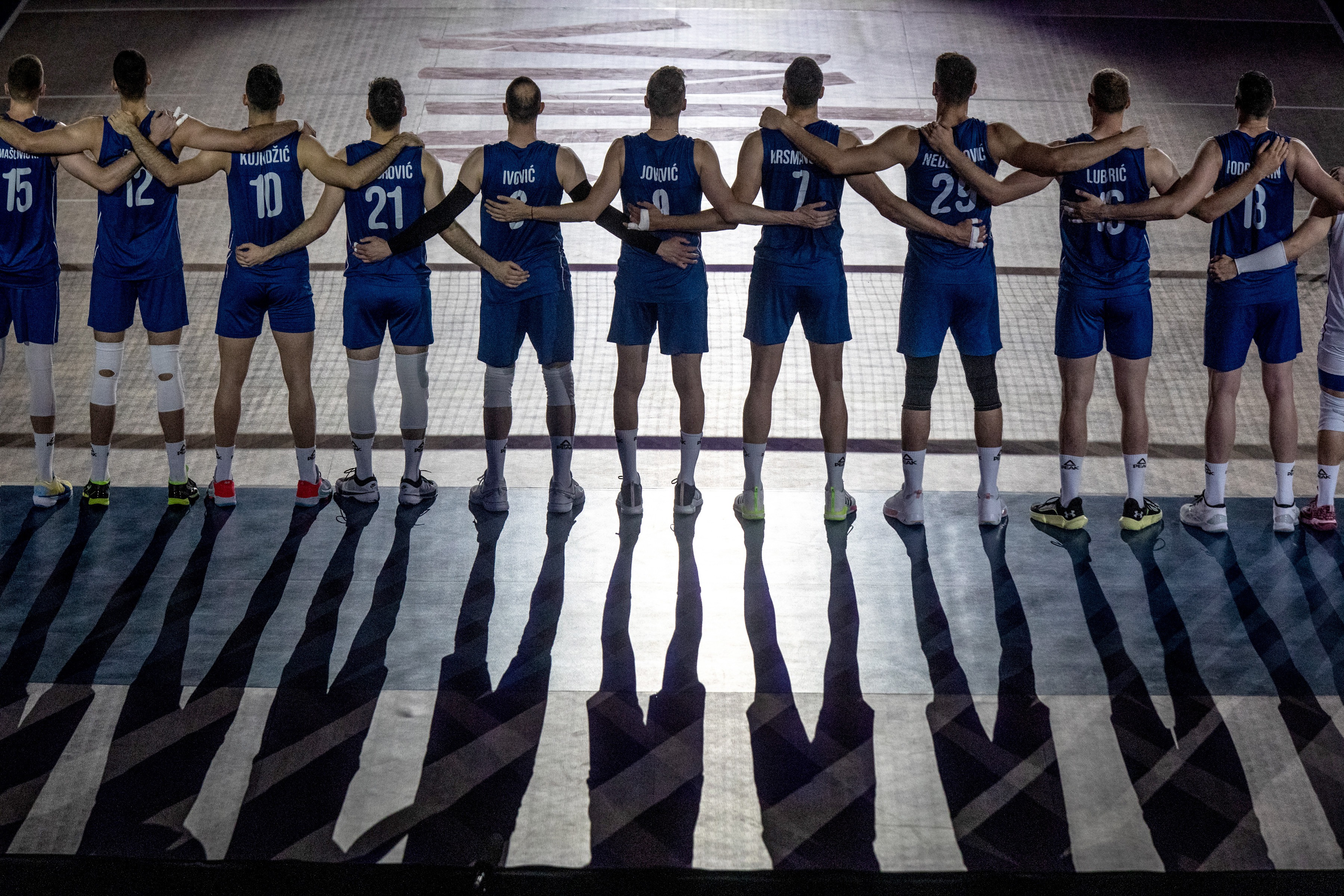 epaselect epa11365091 Players of Serbia stand against Japan during a men's Nations League volleyball match at Maracanãzinho stadium in Rio de Janeiro, Brazil, 23 May 2024.  EPA-EFE/Andre Coelho