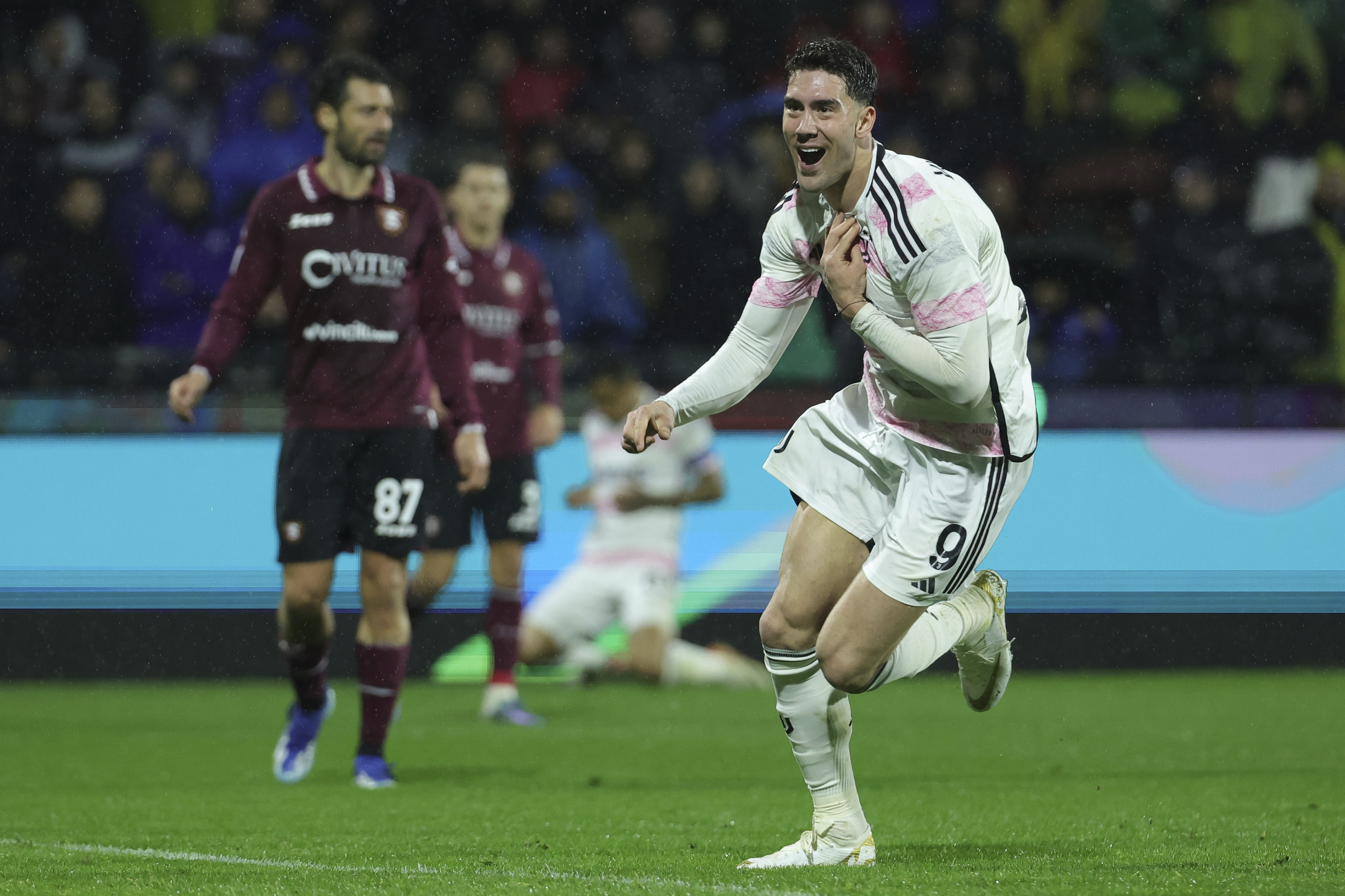 Juventus' Dusan Vlahovic celebrates after scoring his side's second gol during the Serie A soccer match between Salernitana and Juventus at the Arechi stadium in Salerno, Italy, Sunday, Jan. 7, 2024. (Alessandro Garofalo/LaPresse via AP)