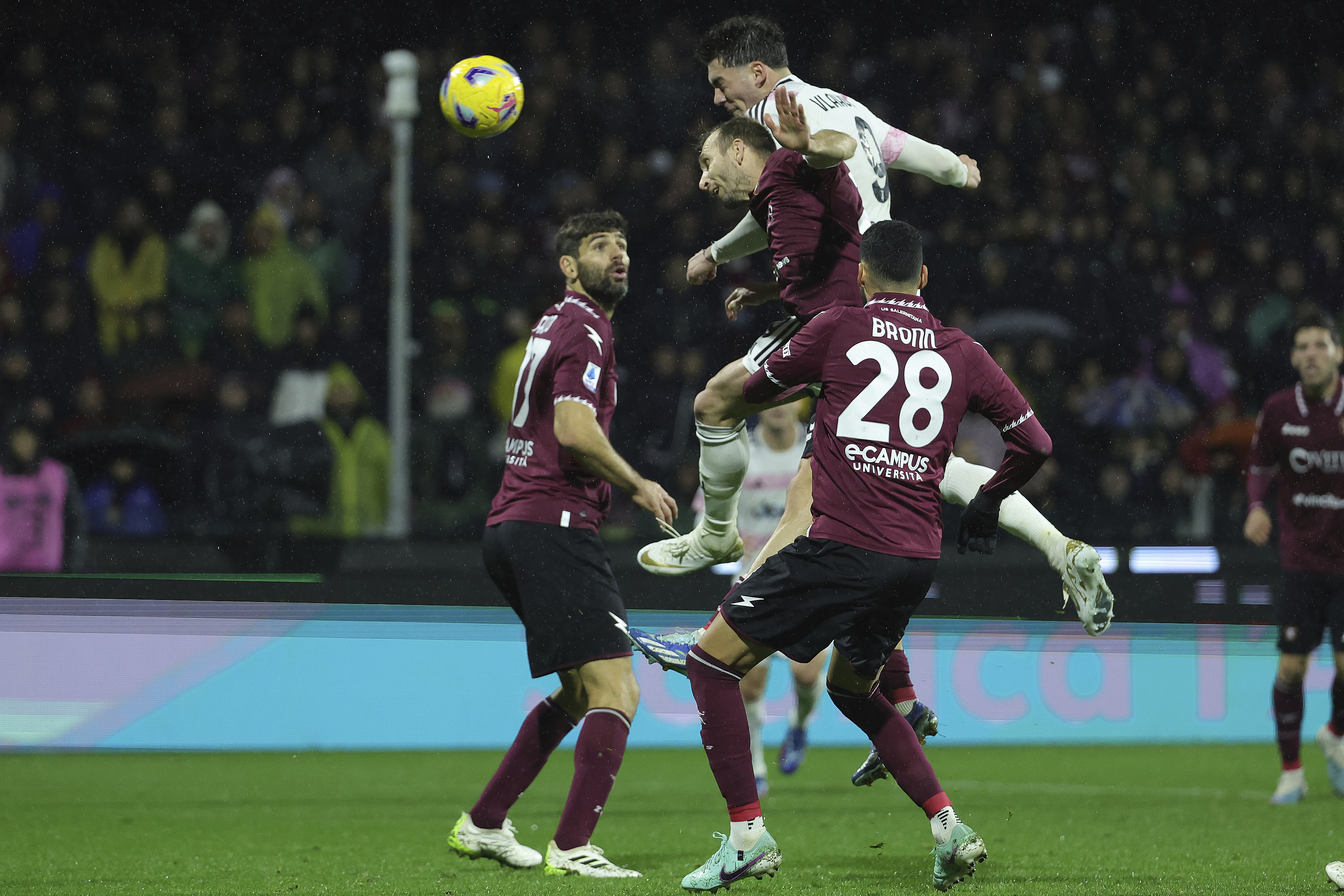 Juventus' Dusan Vlahovic, top, scores his side's second gol during the Serie A soccer match between Salernitana and Juventus at the Arechi stadium in Salerno, Italy, Sunday, Jan. 7, 2024. (Alessandro Garofalo/LaPresse via AP)
