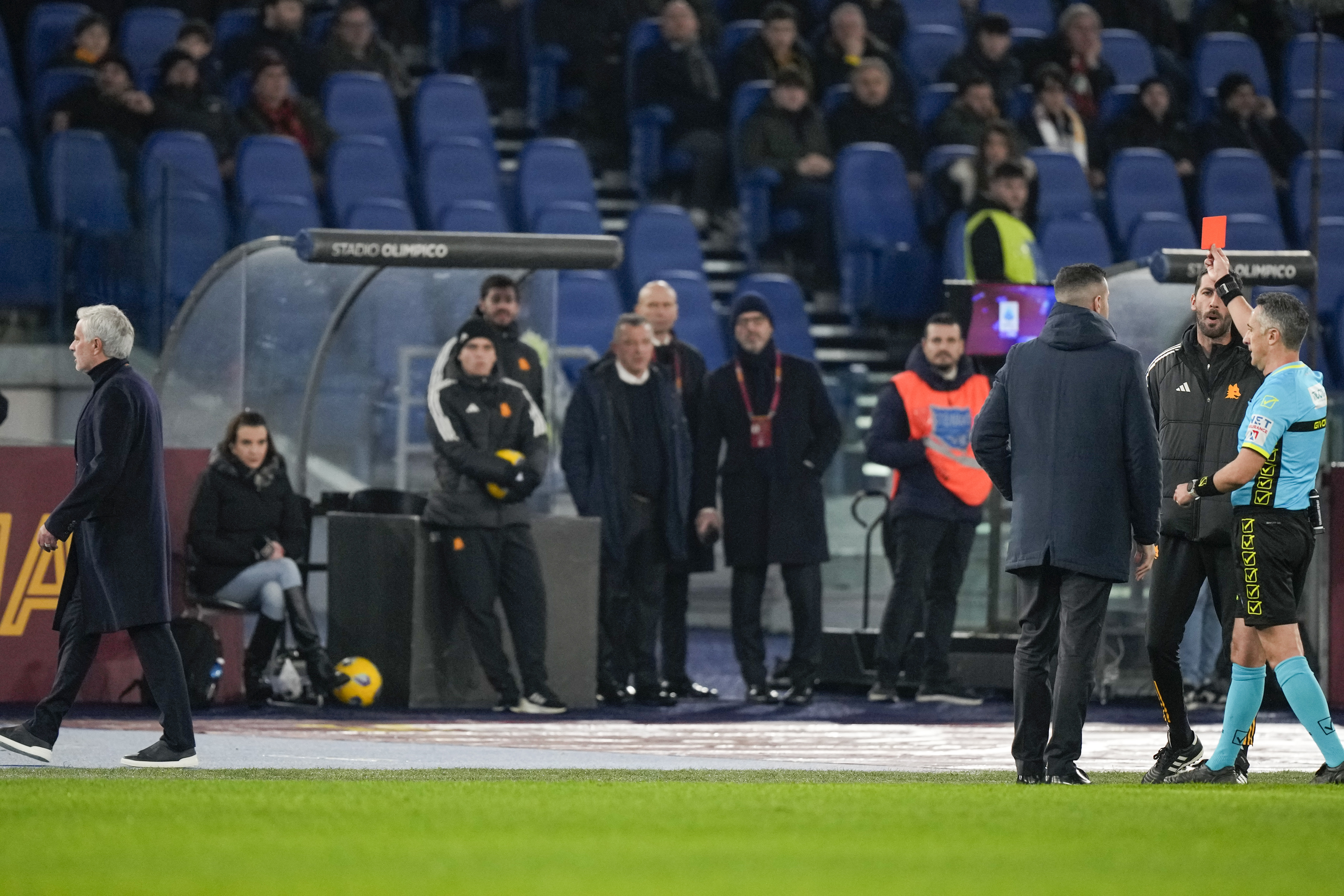 Referee Gianluca Aureliano, right, shows a red card to Roma's head coach Jose Mourinho, left, during the Serie A soccer match between Roma and Atalanta, at Rome's Olympic Stadium, Sunday, Jan. 7, 2024. (AP Photo/Andrew Medichini)