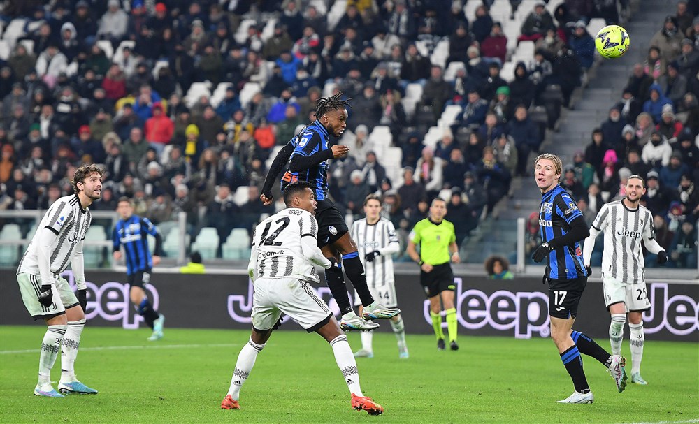 epa10423931 Atalanta's Ademola Lookman (up) scores the 2-3 during the Italian Serie A soccer match Juventus FC vs Atalanta Bergamasca Calcio at the Allianz Stadium in Turin, Italy, 22 January 2023.  EPA-EFE/ALESSANDRO DI MARCO