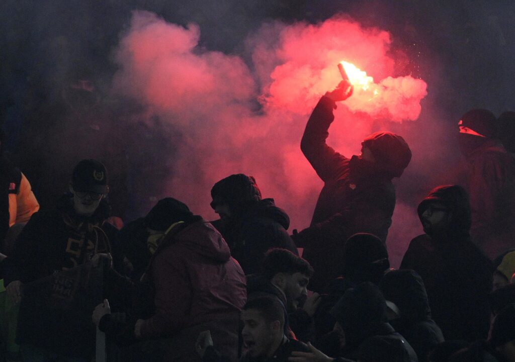 epa11067814 AS Roma' supporters throw flares before the Coppa Italia quarter final soccer match between SS Lazio and AS Roma, in Rome, Italy, 10 January 2024.  EPA-EFE/ETTORE FERRARI