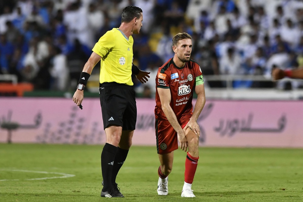 epa10825910 Referee Ramon Abatti interacts with Al Ittifaq player Jordan Henderson during the Saudi Professional Soccer League match between Al Hilal and Al Ittifaq in Riyadh, Saudi Arabia, 28 August 2023.  EPA-EFE/STRINGER
