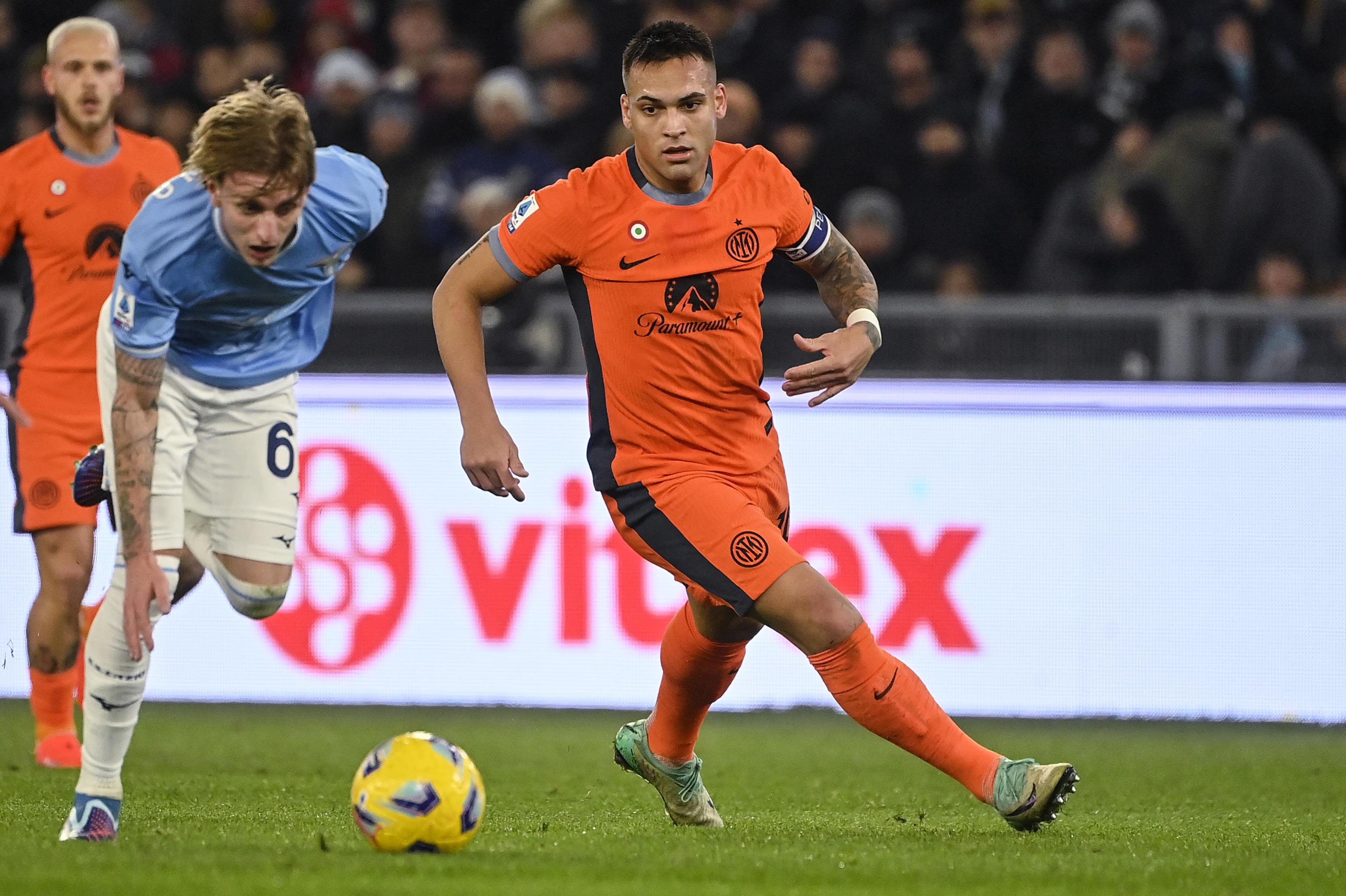 epa11035101 Inter's Lautaro Martinez in action against Lazio's Nicolo' Rovella (L) during the Italian Serie A soccer match between SS Lazio and FC Inter at the Olimpico stadium in Rome, Italy, 17 December 2023.  EPA-EFE/RICCARDO ANTIMIANI