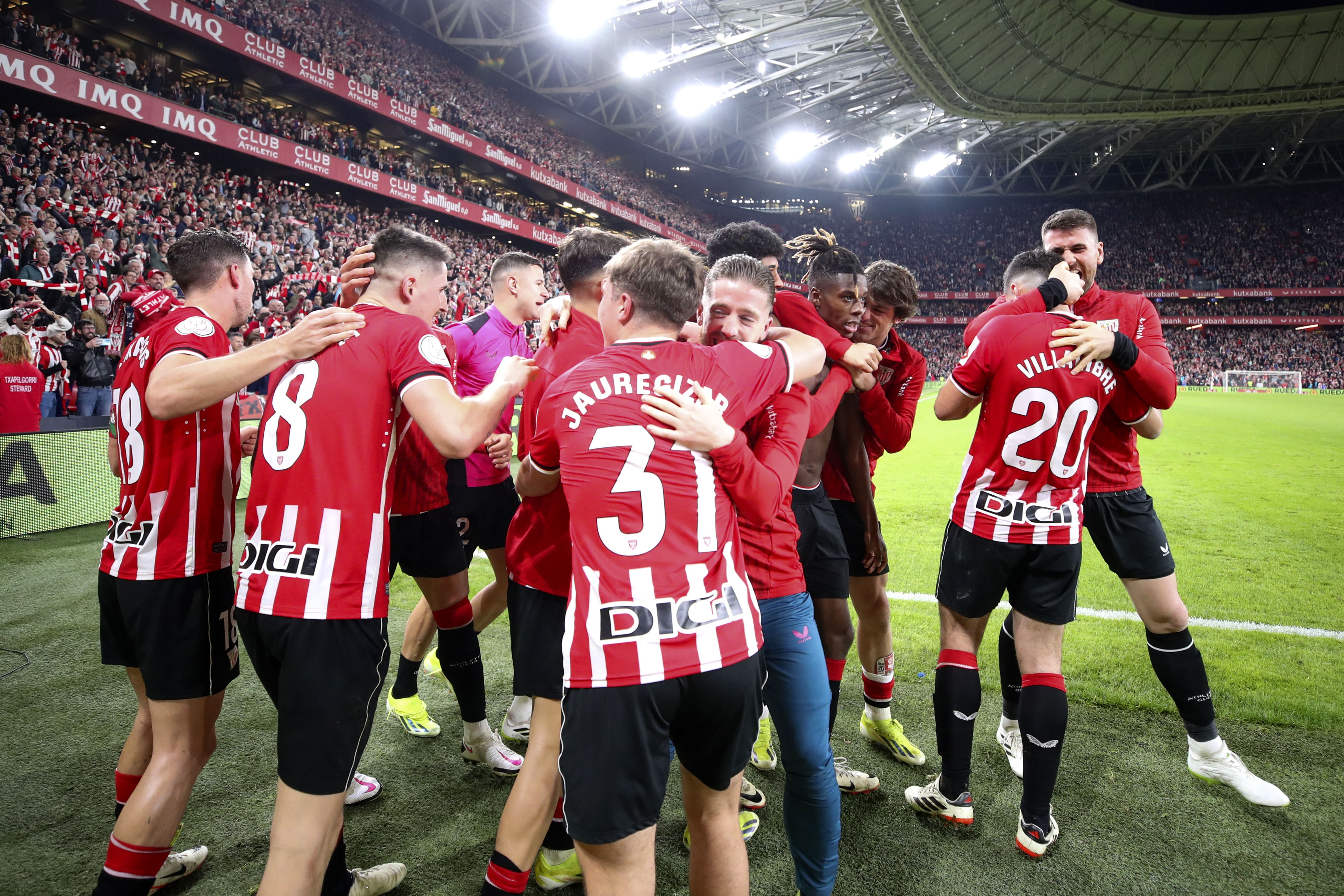 epa11102335 Atlhetic players celebrate the 4-2 goal during the Spanish King Cup's quarter final match between Athletic Club and FC Barcelona at San Mames stadium in Bilbao, Basque Country, Spain, 24 January 2024.  EPA-EFE/Luis Tejido