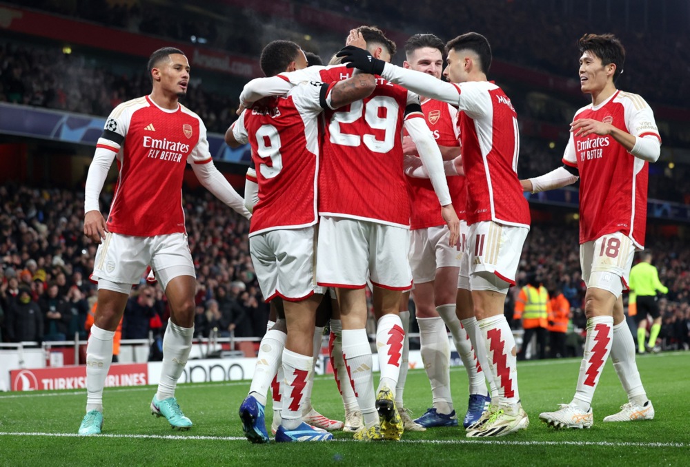 epa11002182 Players of Arsenal celebrate their team's third goal during the UEFA Champions League group B match between Arsenal and RC Lens in London, Britain, 29 November 2023.  EPA-EFE/ANDY RAIN