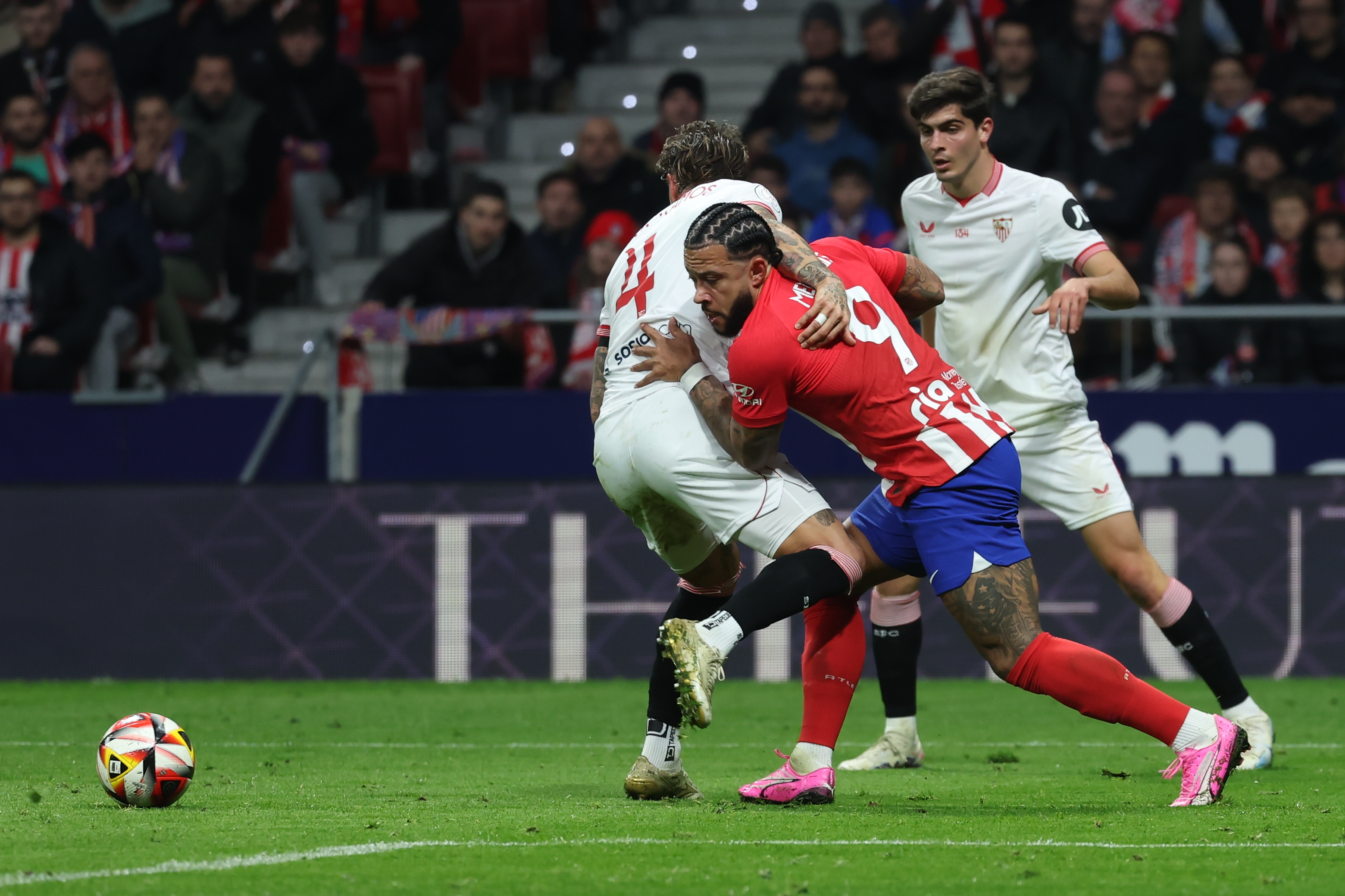 epa11104512 Atletico de Madrid's Memphis Depay (C) in action against Sergio Ramos (L) of Sevilla FC during the Spanish King's Cup quarter finals soccer match between Atletico Madrid and Sevilla FC, in Madrid, Spain, 25 January 2024.  EPA-EFE/Kiko Huesca