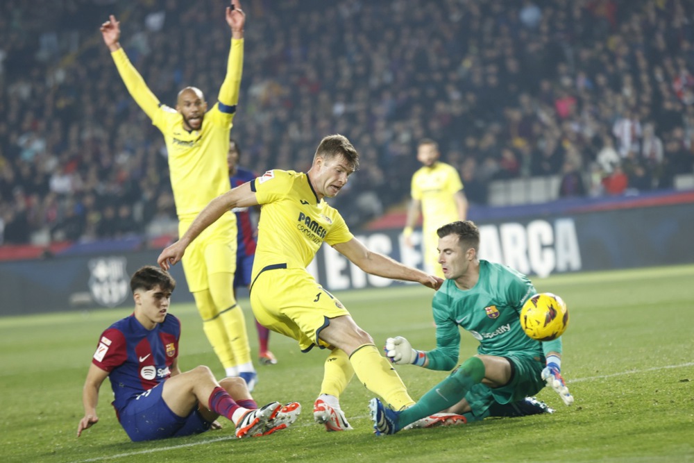 epa11109091 Villarreal's Alexander Sorloth (C) scores the 3-4 goal the Spanish LaLiga soccer match between FC Barcelona and Villarreal CF, in Barcelona, Spain, 27 January 2024.  EPA-EFE/Toni Albir