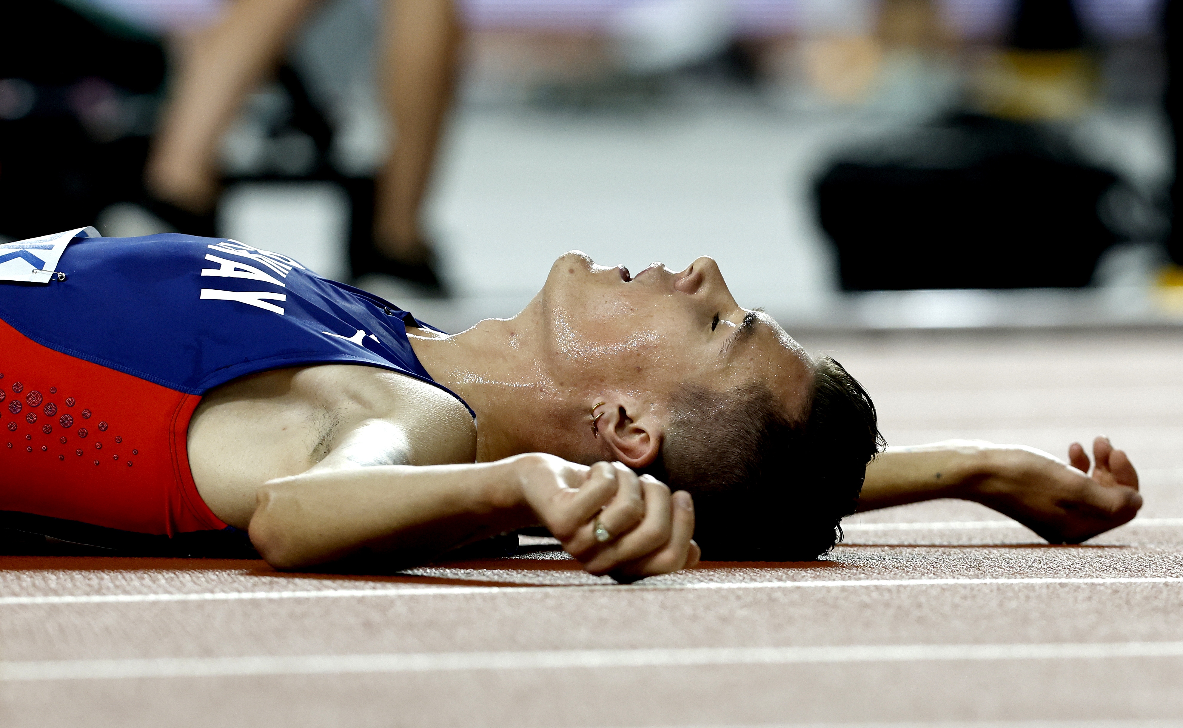 epa10824214 Jakob Ingebrigtsen of Norway lies on the track after winning the Men's 5000m final at the World Athletics Championships Budapest, Hungary, 27 August 2023.  EPA-EFE/ROBERT GHEMENT