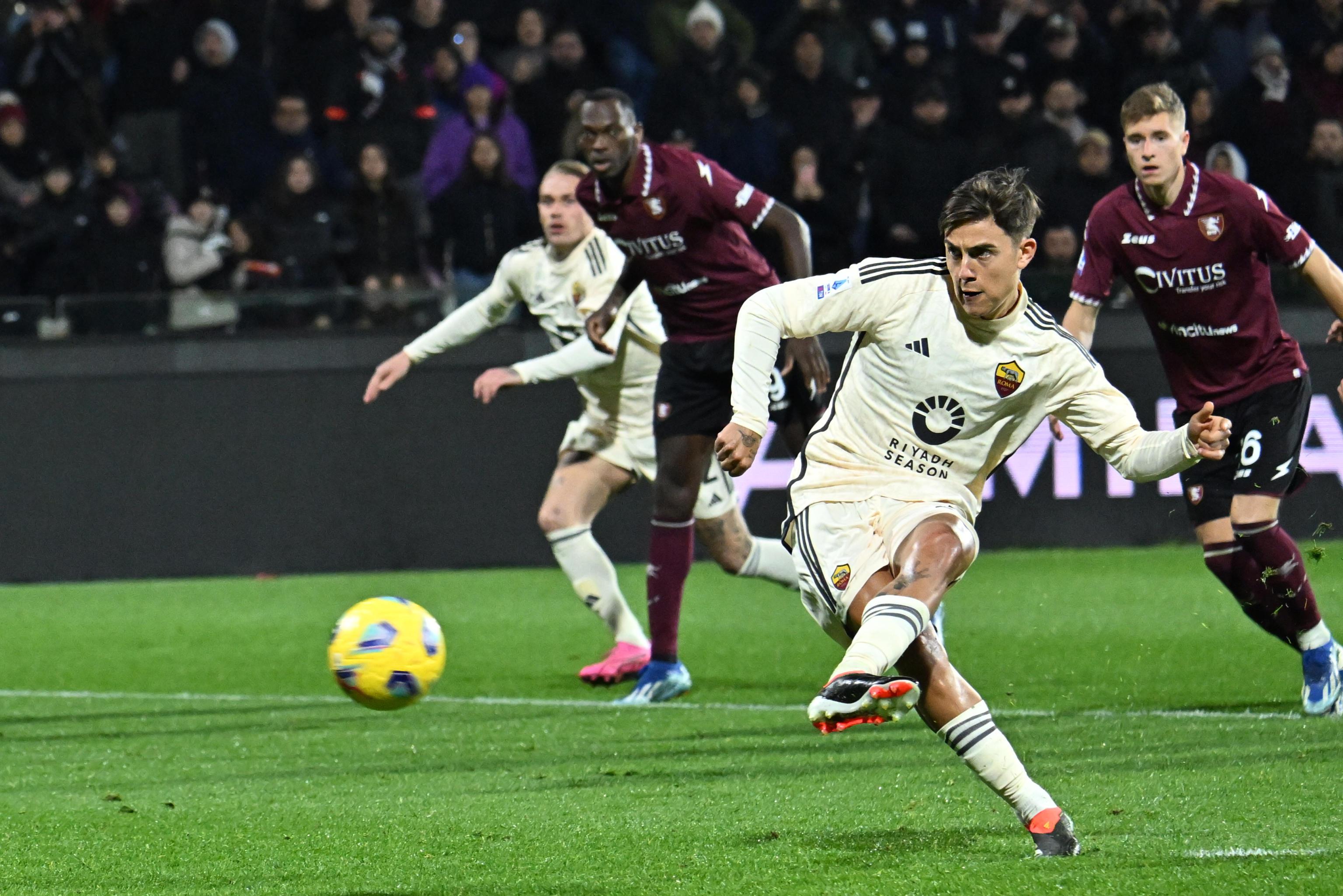epa11113169 Roma's Paulo Dybala scores the 0-1 goal from the pnealty spot during the Italian Serie A soccer match between US Salernitana and AS Roma, in Salerno, Italy, 29 January 2024.  EPA-EFE/MASSIMO PICA