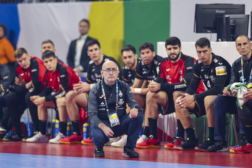epa11083460 Spain’s head coach Jordi Ribera (C) reacts  during the EHF Men's EURO 2024 Group B handball match between Spain and Austria in Mannheim, Germany, 16 January 2024.  EPA-EFE/CHRISTOPHER NEUNDORF