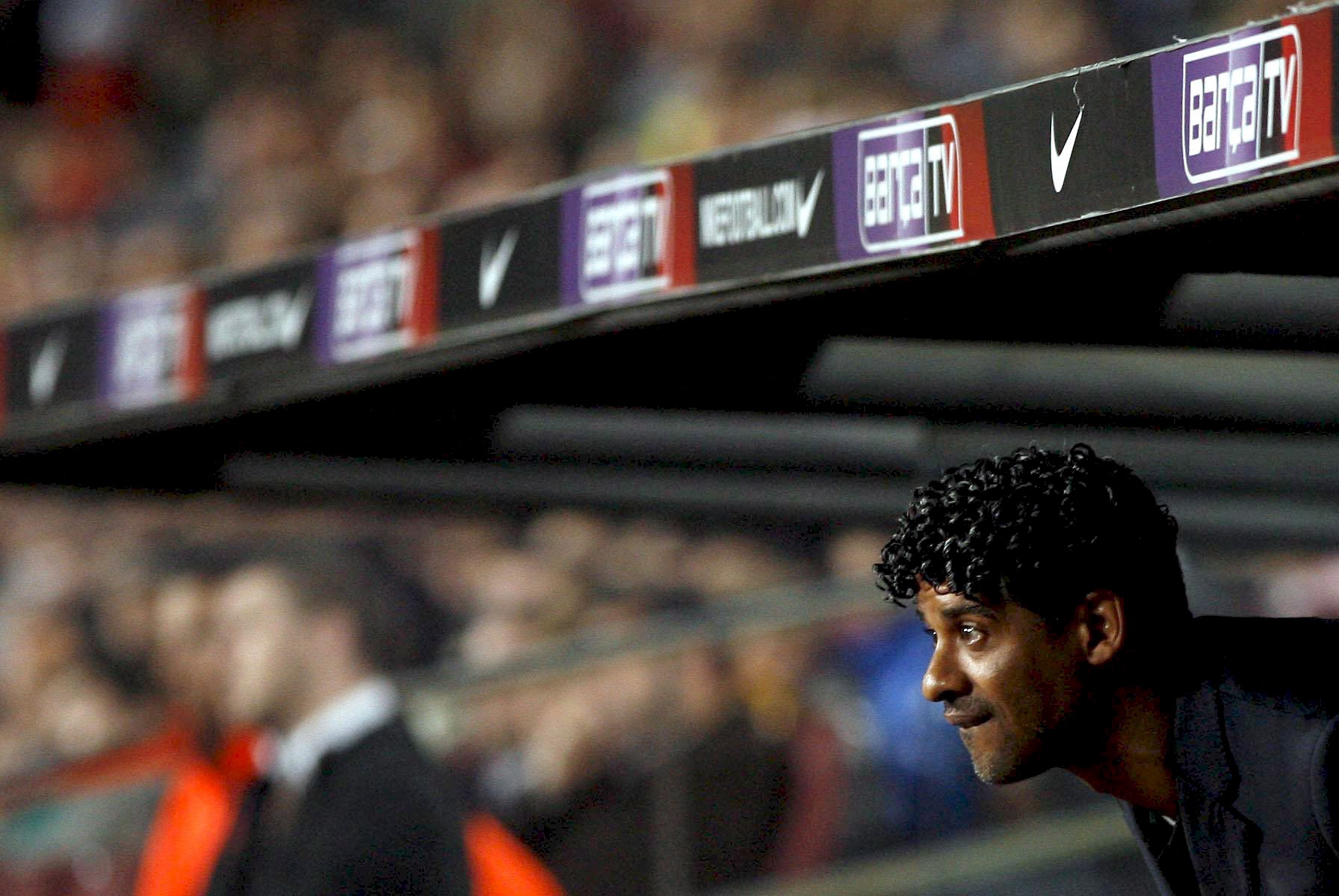 epa01341725 FC Barcelona´s coach Frank Rijkaard during their Spanish Primera Division soccer match played against RCD Mallorca, at Camp Nou stadium in Barcelona, Catalonia, north eastern Spain, 11 May 2008.  EPA/ALBERTO ESTEVEZ