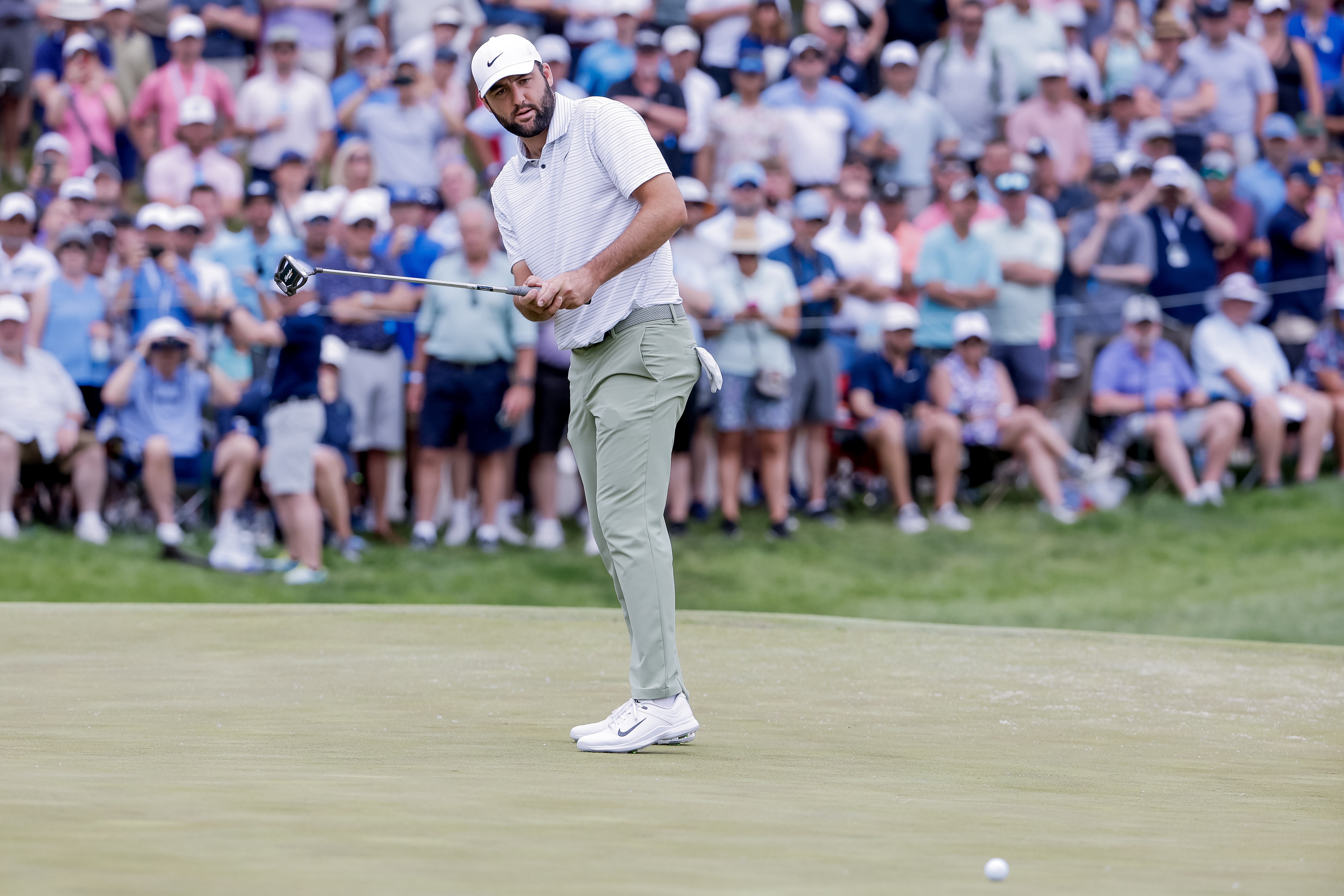 epa11346366 Scottie Scheffler of the US reacts on the seventh hole during the first round of the 2024 PGA Championship golf tournament at the Valhalla Golf Club in Louisville, Kentucky, USA, 16 May 2024.  EPA-EFE/ERIK S. LESSER