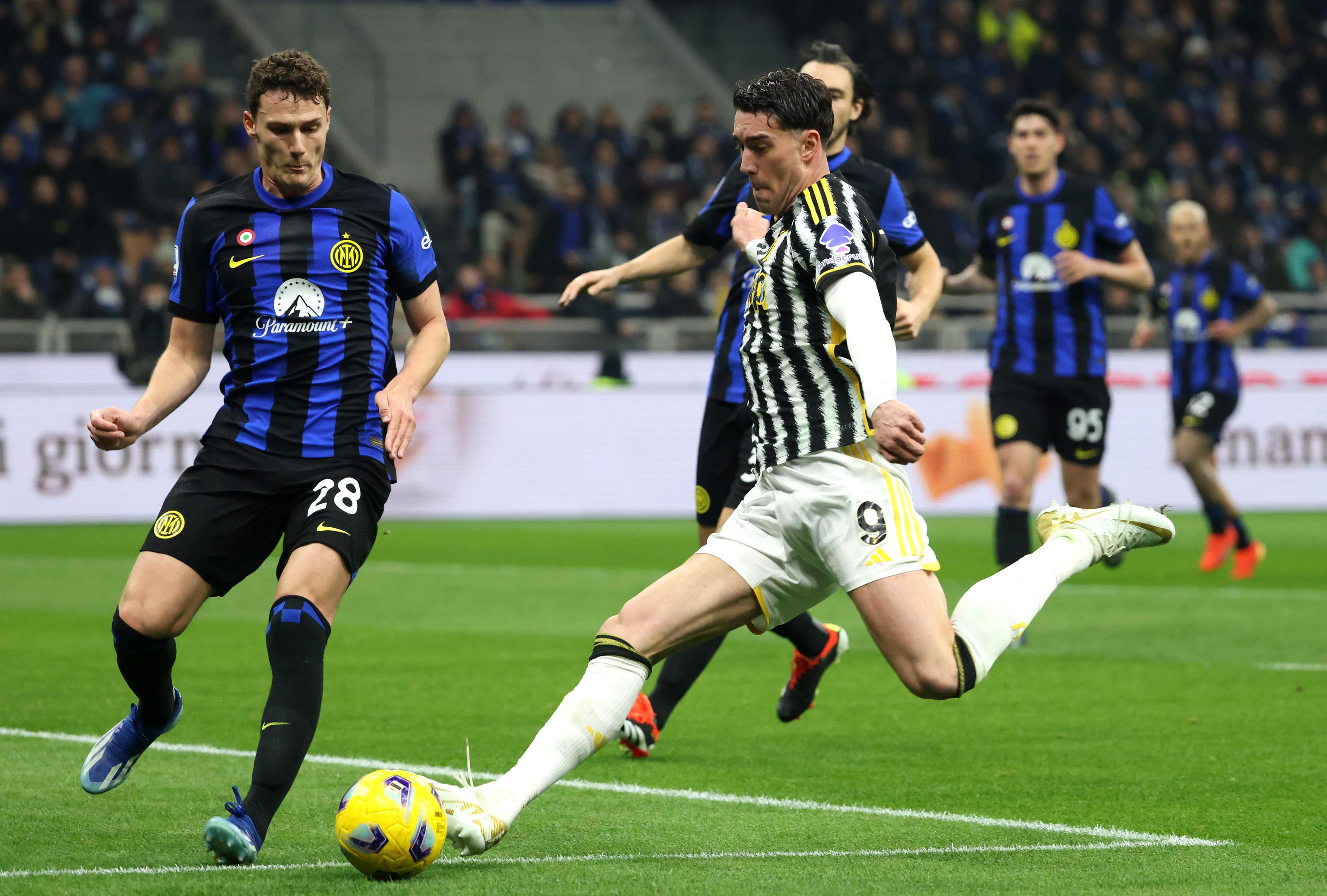 epa11127060 Juventuss Dusan Vlahovic (R) challenges for the ball with Inters Benjamin Pavard during the Italian Serie A soccer match between Fc Inter  and Juventus at Giuseppe Meazza stadium in Milan, Italy, 04 February 2024.  EPA-EFE/MATTEO BAZZI