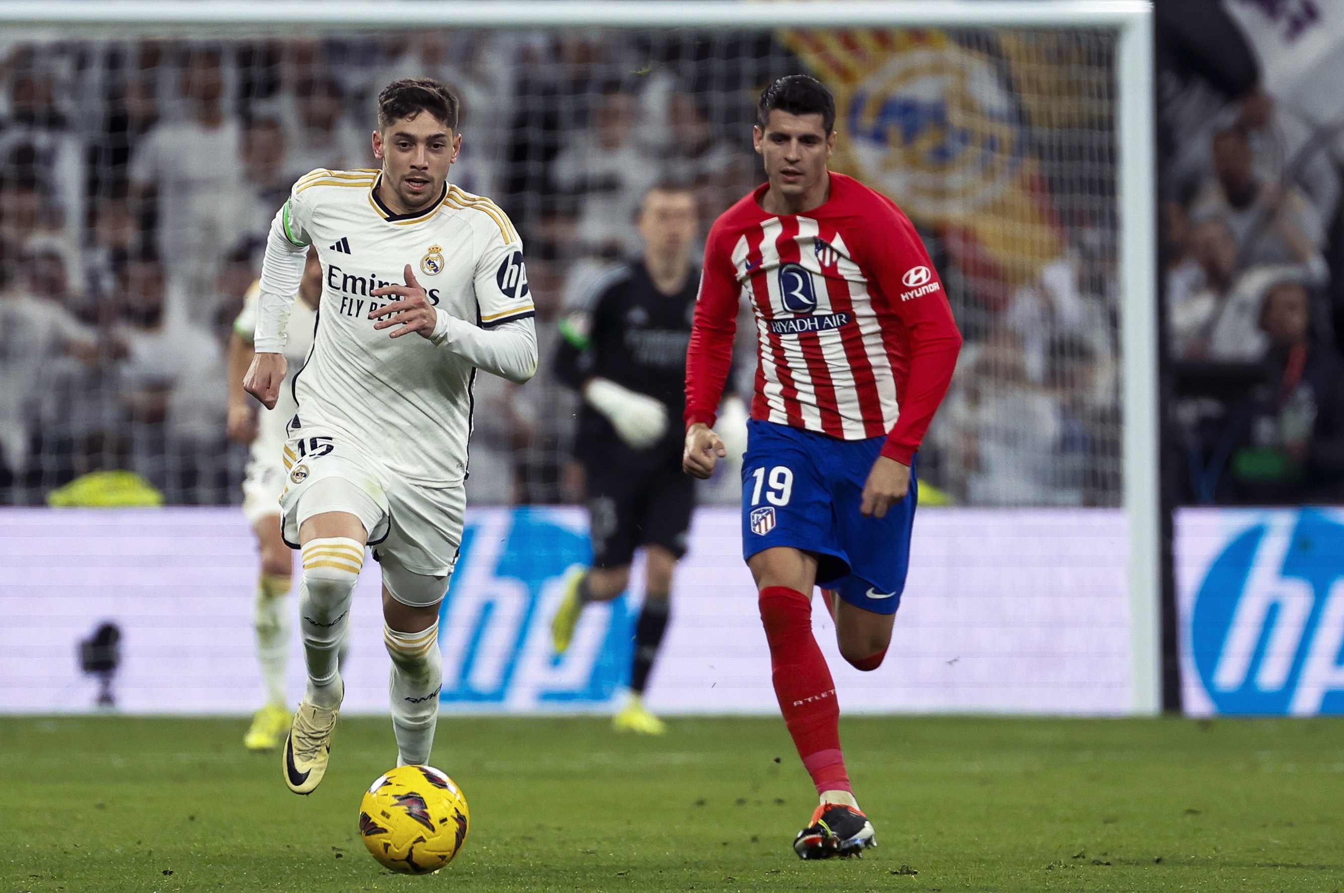 epa11127141 Real Madrid's Federico Valverde (L) in action against Atletico Madrid's Alvaro Morata during the Spanish LaLiga soccer match between Real Madrid and Atletico de Madrid, in Madrid, Spain, 04 February 2024.  EPA-EFE/Mariscal