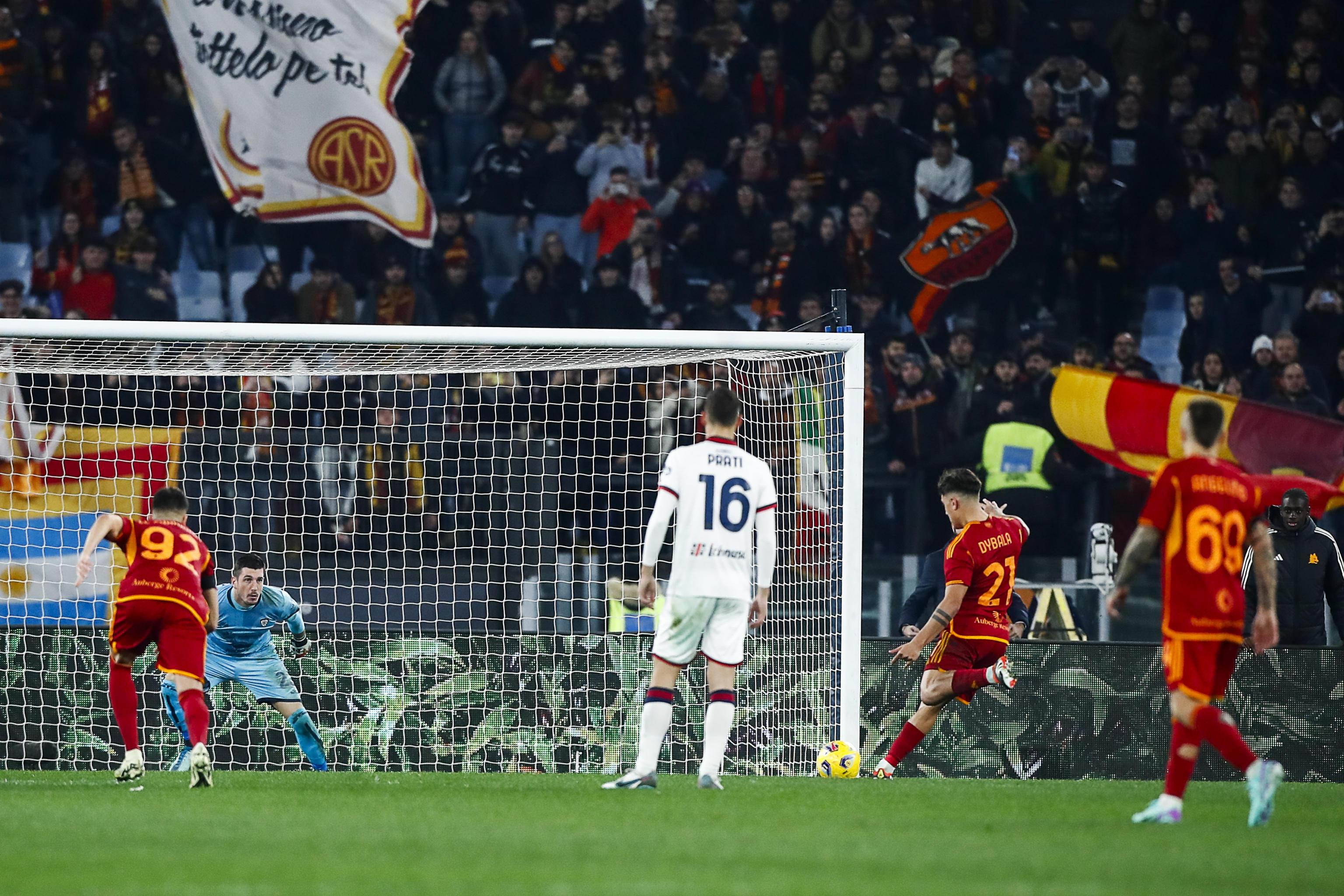 epa11129936 Roma's Paulo Dybala (R) scores on penalty the 3-0 goal during the Italian Serie A soccer match between AS Roma and Cagliari Calcio, in Rome, Italy, 05 February 2024.  EPA-EFE/ANGELO CARCONI