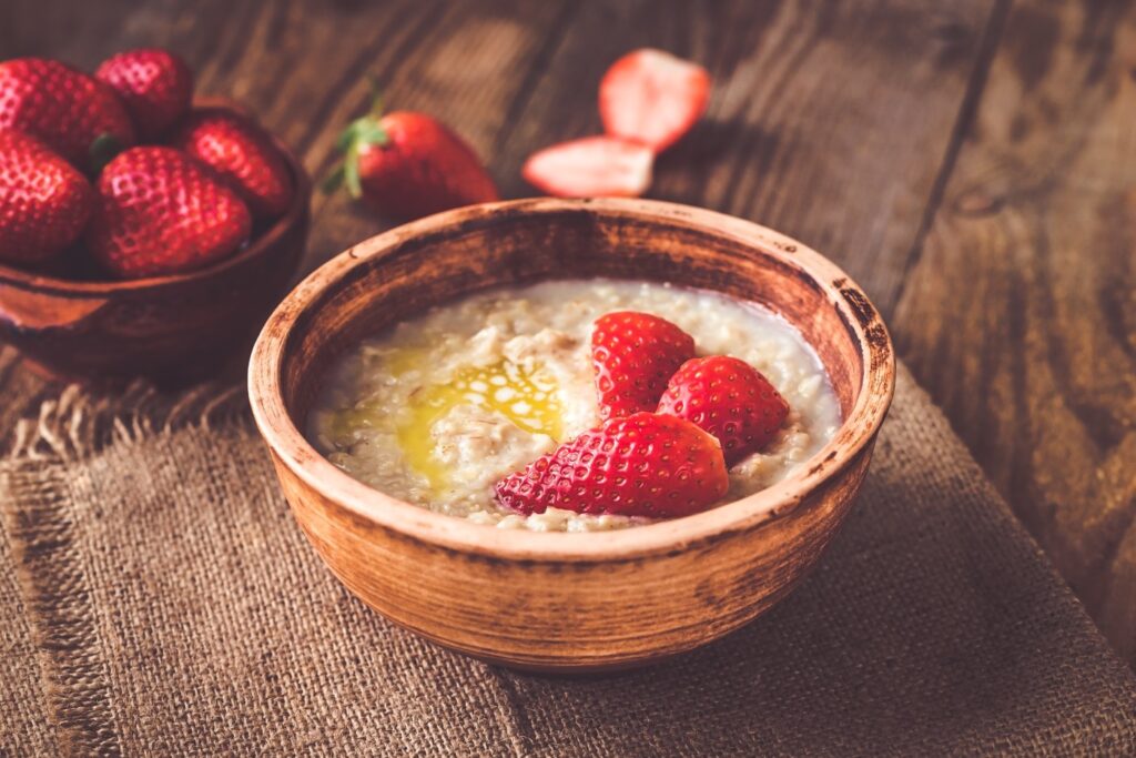 Bowl of oats with fresh strawberries on the wooden table,Image: 528679536, License: Royalty-free, Restrictions: , Model Release: no, Credit line: Oleksandr Prokopenko / Panthermedia / Profimedia