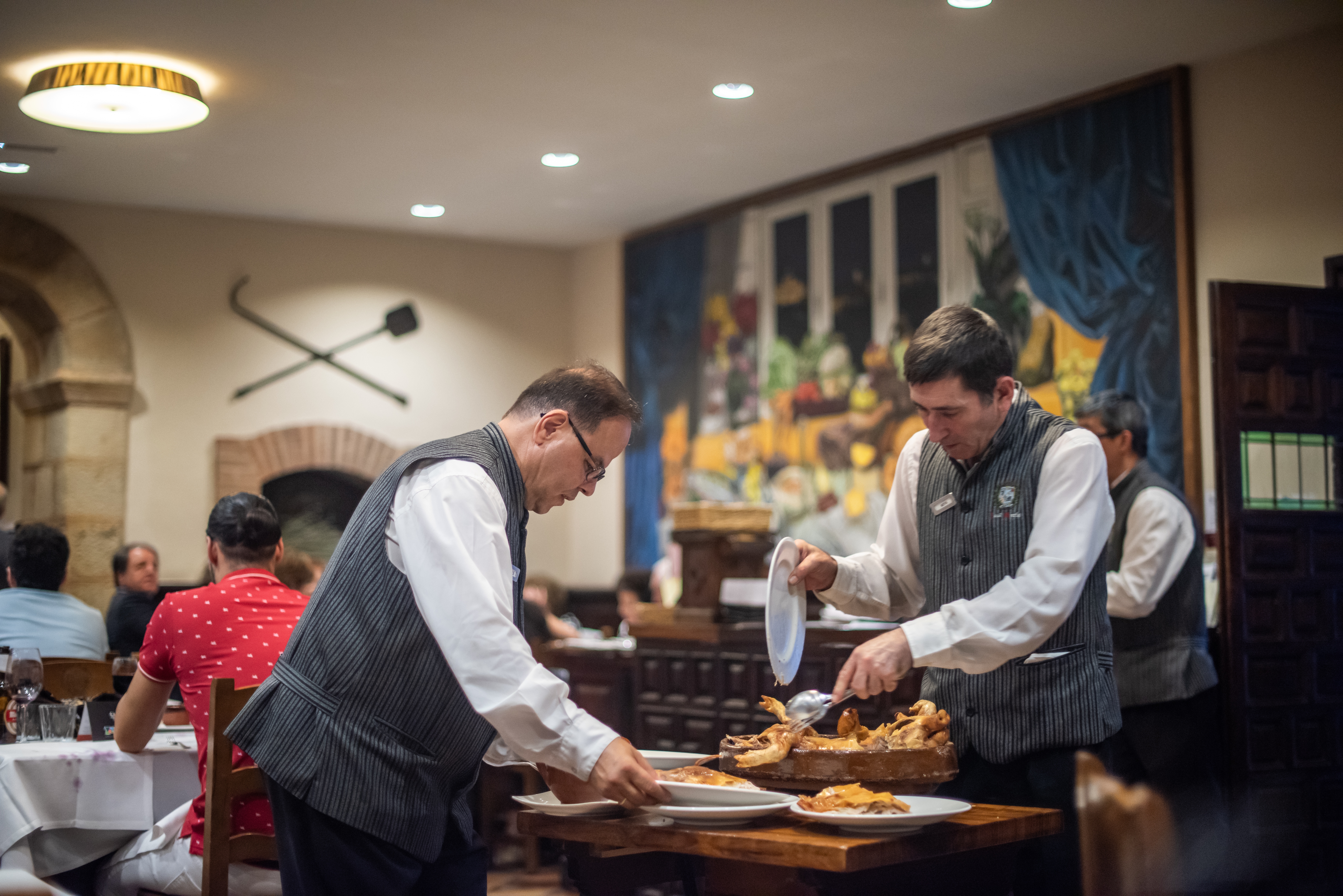Segovia,,Spain,,July,8,2016,,Waiters,Serving,Roast,Suckling,Pig