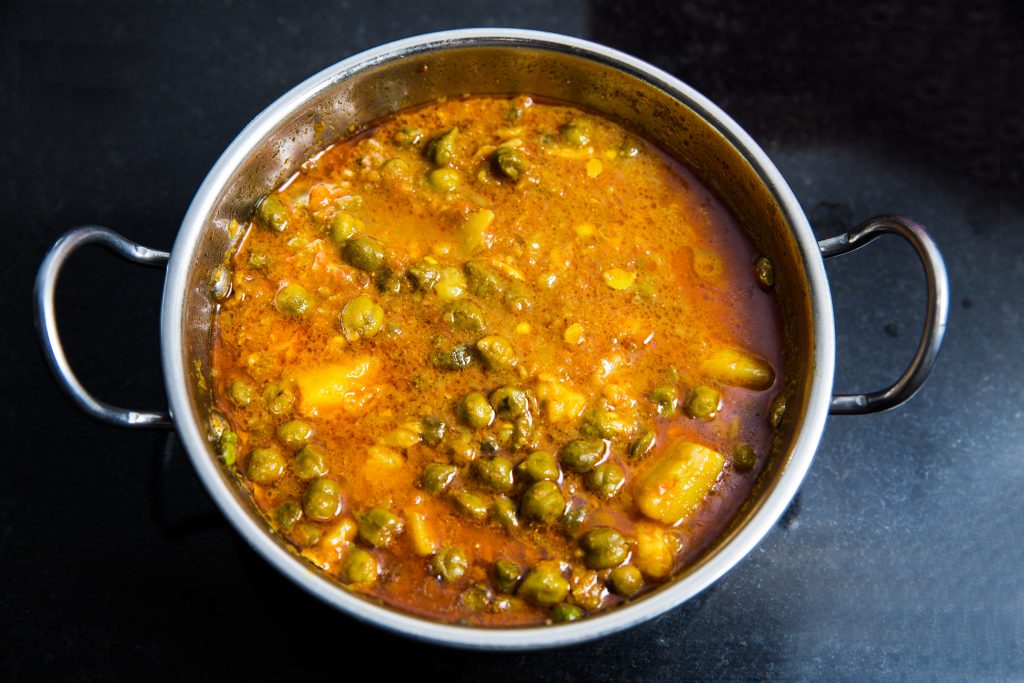 28.5.21. (a) Grasak sa piletinom stock-photo-indian-dish-green-gram-with-tomato-curry-and-potatoes-purely-vegetarian-spicy-and-delicious-shot-358070834