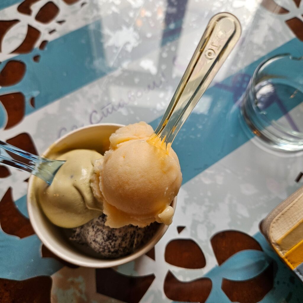 Hranom protiv Lucifera, Jazavitza, Jazavica, poslastičarnica sa stavom Foto: Jazavitza