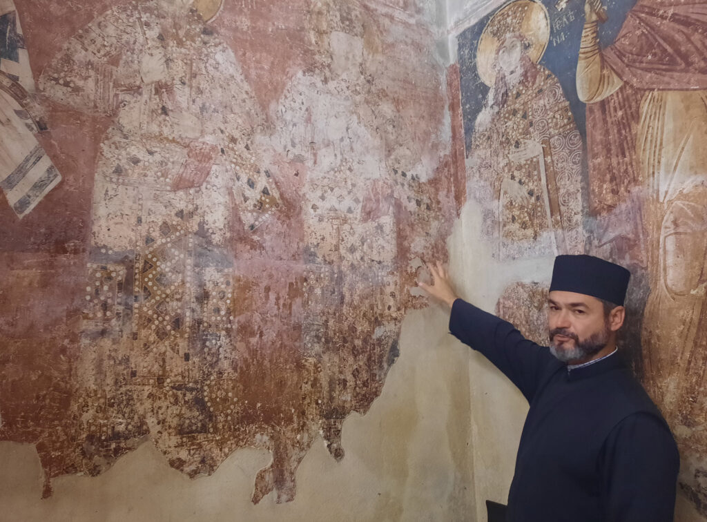 Bela crkva Karanska, najznačajnija je i nastarija očuvana svetinja užičkog kraja. Nalazi se u selu, po kome
i nosi ime, Karanu a posvećena je Blagoveštenju. Crkva je podigao župan Petar Brajan u vreme cara
Dušana.