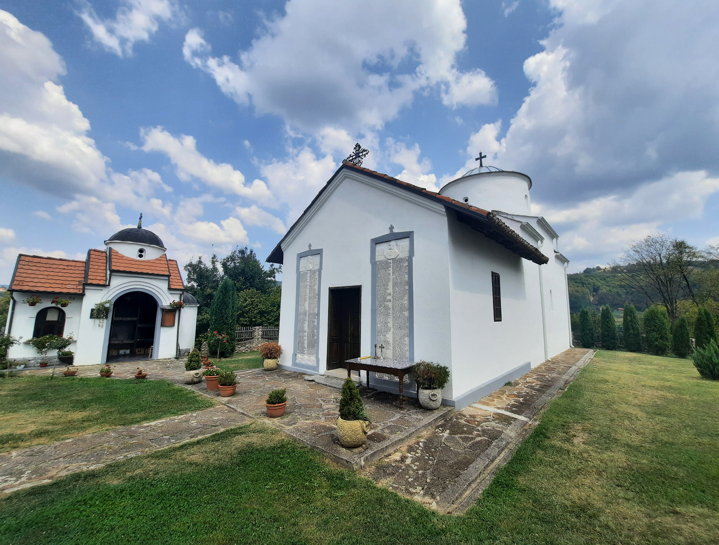 Bela crkva Karanska, najznačajnija je i nastarija očuvana svetinja užičkog kraja. Nalazi se u selu, po kome
i nosi ime, Karanu a posvećena je Blagoveštenju. Crkva je podigao župan Petar Brajan u vreme cara
Dušana.