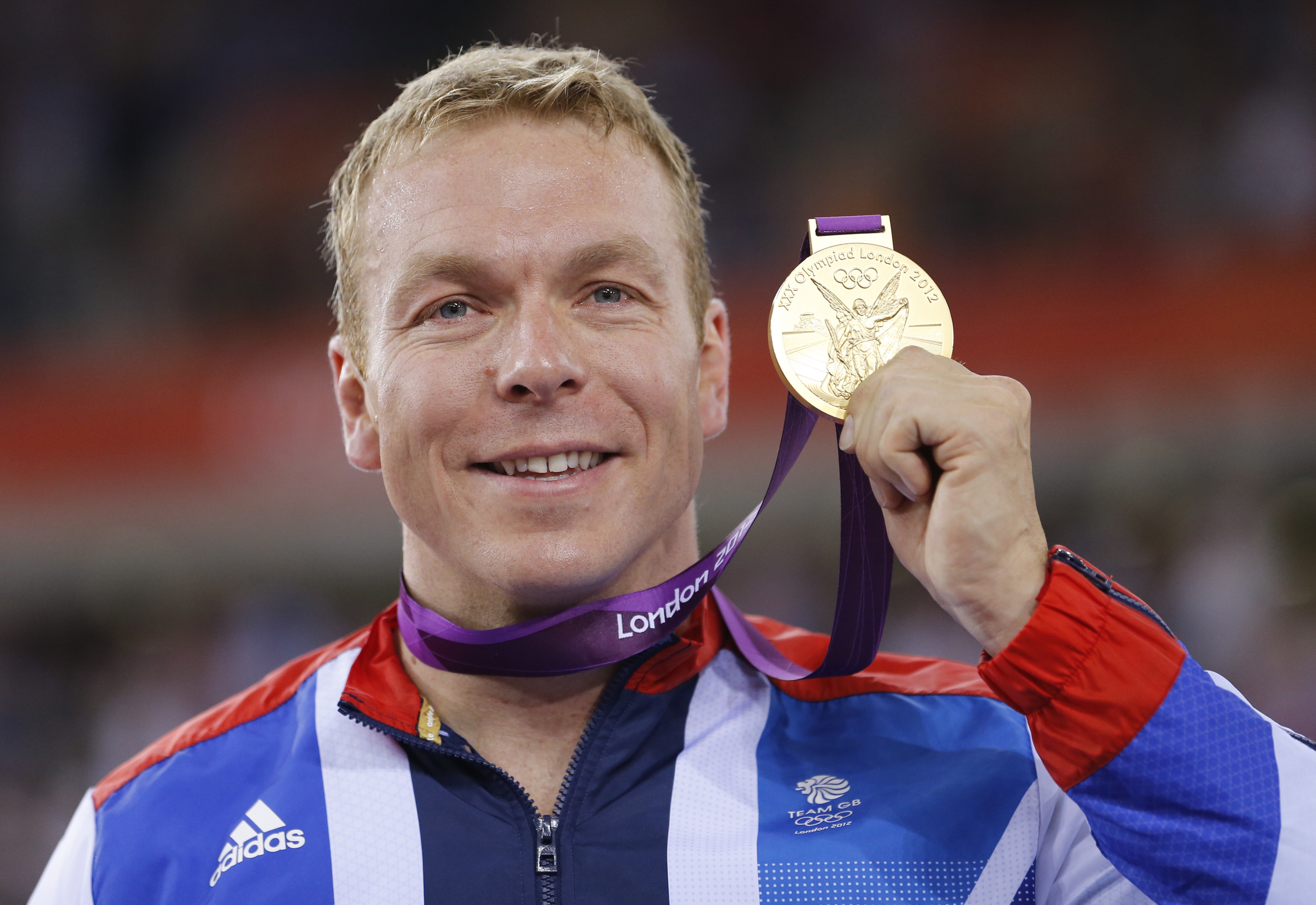 epa03348443 Chris Hoy of Britain poses with the gold medal during the medal ceremony of the  men's keirin at the London 2012 Olympic Games Track Cycling competition, London, Britain, 07 August 2012.  EPA/IAN LANGSDON