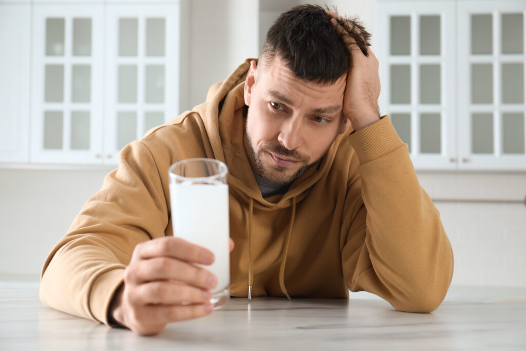 Muškarac, mleko, jogurt, mamurluk Foto: Shutterstock