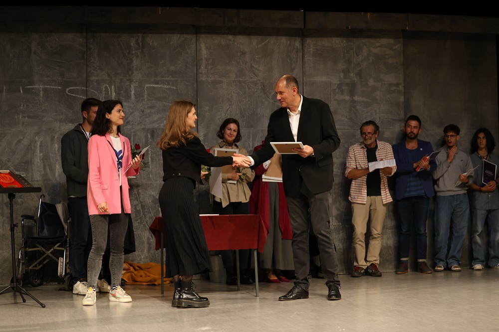 Dodeljene nagrade prvog pozorišnog festivala u Čačku MAPA 032: Nagrada Otisak Đorđu Kosiću za tekst predstave „Uspavanka za Aleksiju Rajčić“