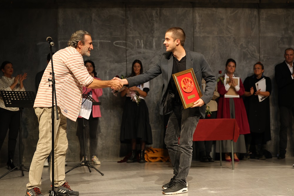 Dodeljene nagrade prvog pozorišnog festivala u Čačku MAPA 032: Nagrada Otisak Đorđu Kosiću za tekst predstave „Uspavanka za Aleksiju Rajčić“