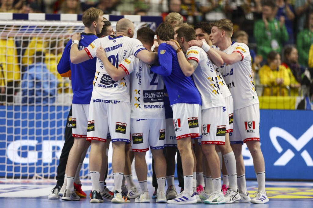 epa11096527 Team Iceland celebrates after the EHF Men's EURO 2024 Main round group 1 handball match between Croatia and Iceland in Cologne, Germany, 22 January 2024.  EPA-EFE/CHRISTOPHER NEUNDORF
