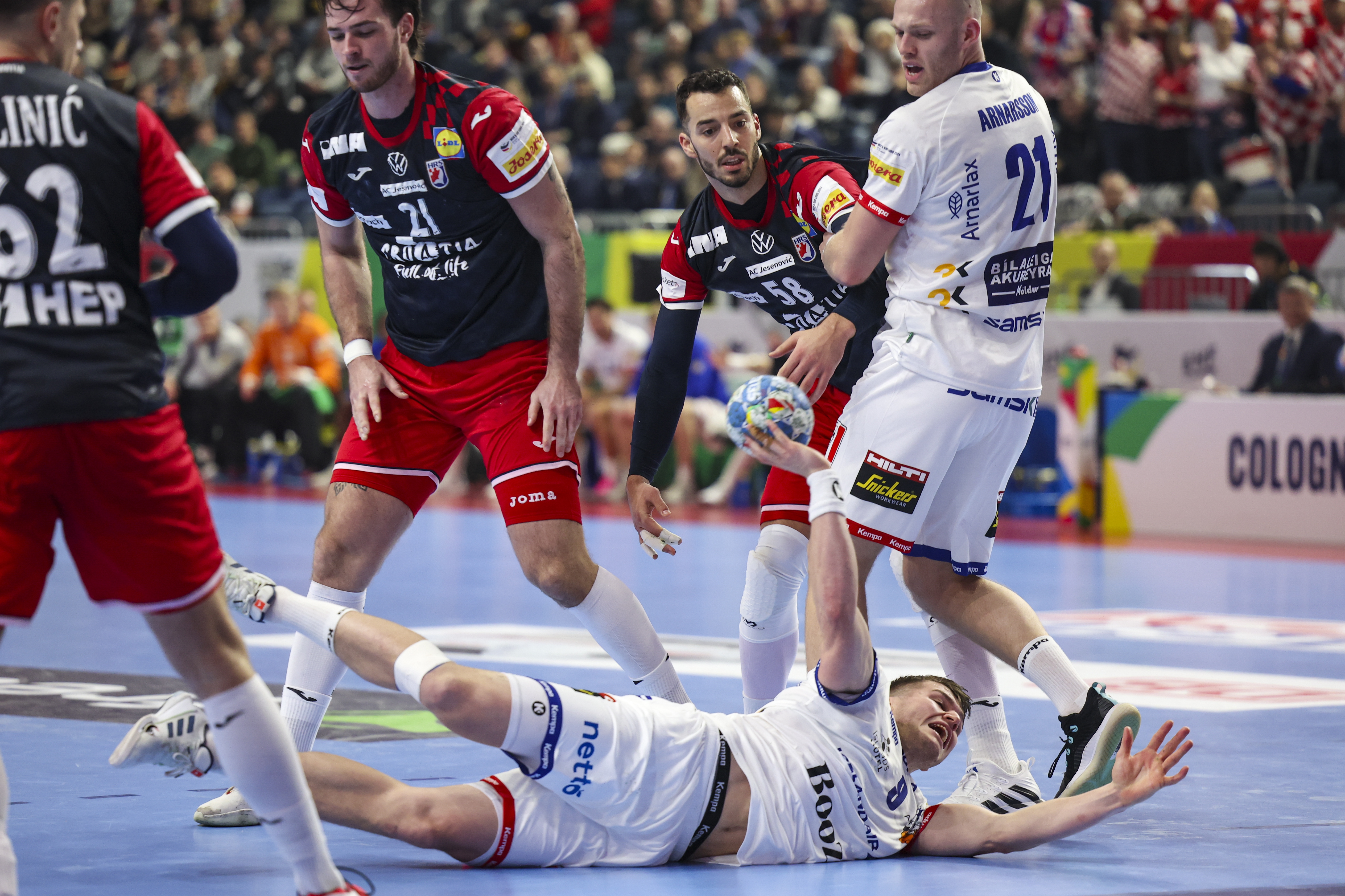 epa11096487 Iceland's Elvar Orn Jonsson (bottom) in action during the EHF Men's EURO 2024 Main round group 1 handball match between Croatia and Iceland in Cologne, Germany, 22 January 2024.  EPA-EFE/CHRISTOPHER NEUNDORF