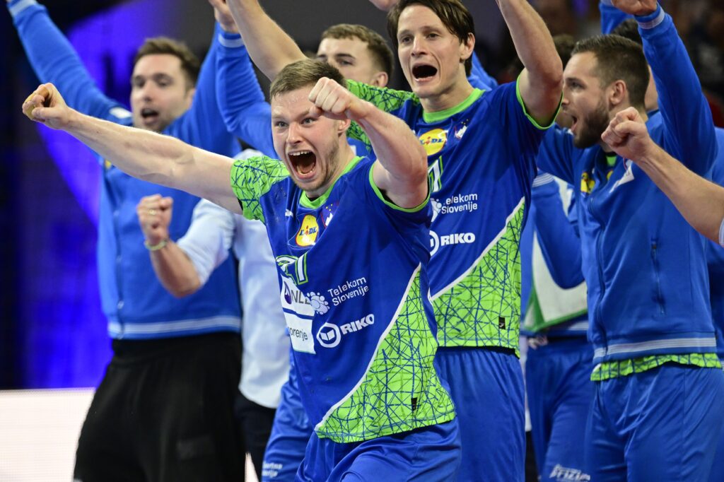 epa11099315 Slovenias Kristjan Horzen (C) and teammates celebrate winning the EHF Men's EURO 2024 main round handball match between Slovenia and Denmark in Hamburg, Germany, 23 January 2024.  EPA-EFE/FABIAN BIMMER