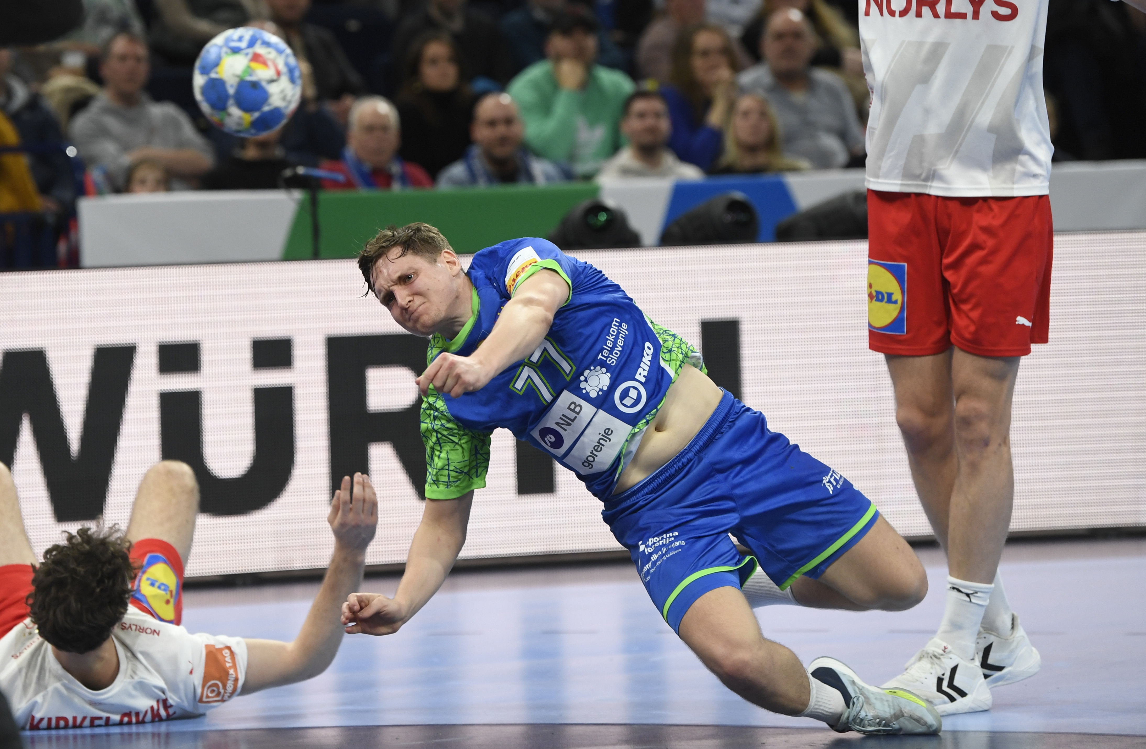 epa11099268 Slovenia's Women Novak (C) in action during the EHF Men's EURO 2024 main round handball match between Slovenia and Denmark in Hamburg, Germany, 23 January 2024.  EPA-EFE/FABIAN BIMMER