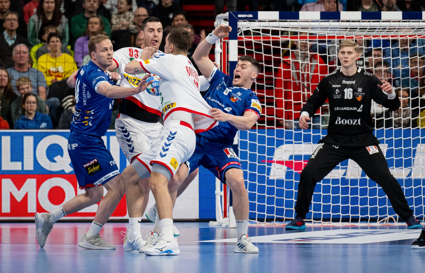 Omar Ingi Magnusson (Island / Iceland, 14) und Elvar Jonsson (Island / Iceland, 9) gegen Mijajlo Marsenic (Serbien / Ser