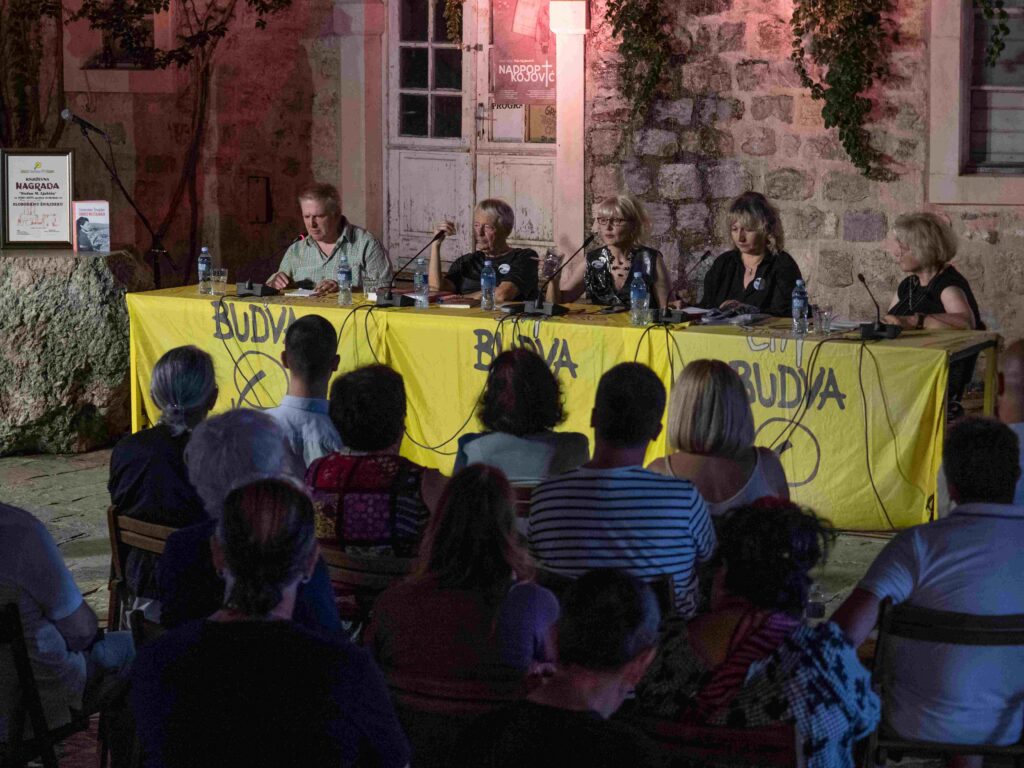 Trga pjesnika na XXXVIII festivalu "Grad teatar" Budva