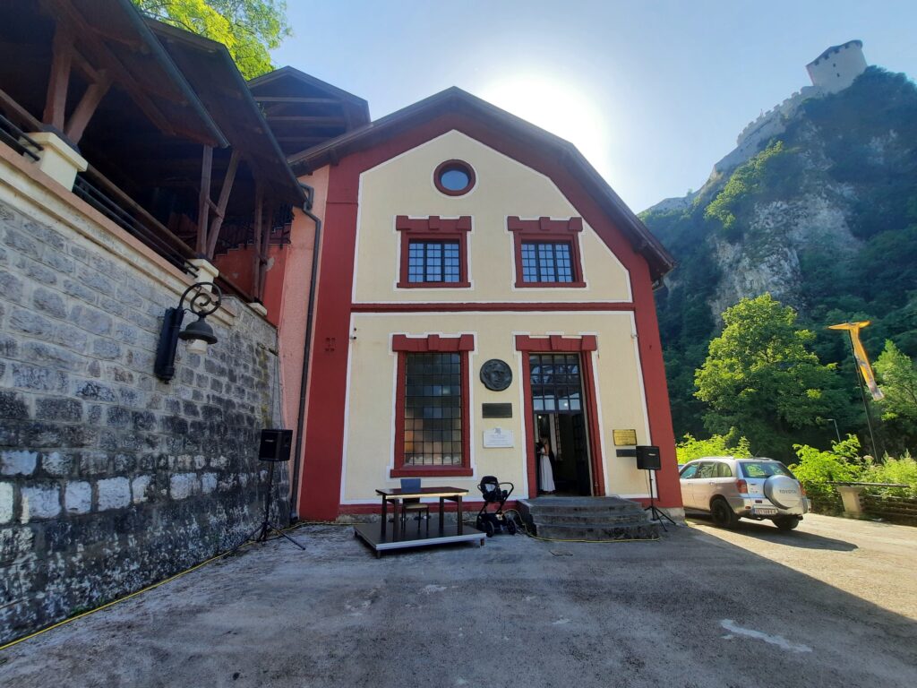 Tesla na Đetinji, Tesla, Užice