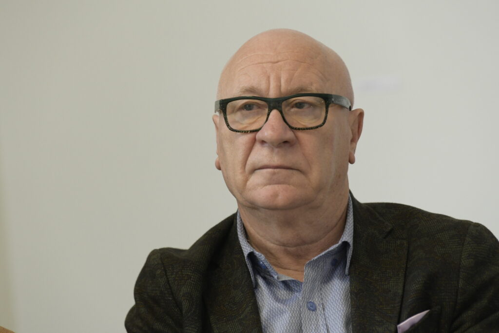 u galeriji Artget Kulturnog centra Beograda press konferencija povodom izložbe NOVE TENDENCIJE '60  Miroslav Rodić istoričar umetnosti i direktor fondacije Mira Brtka