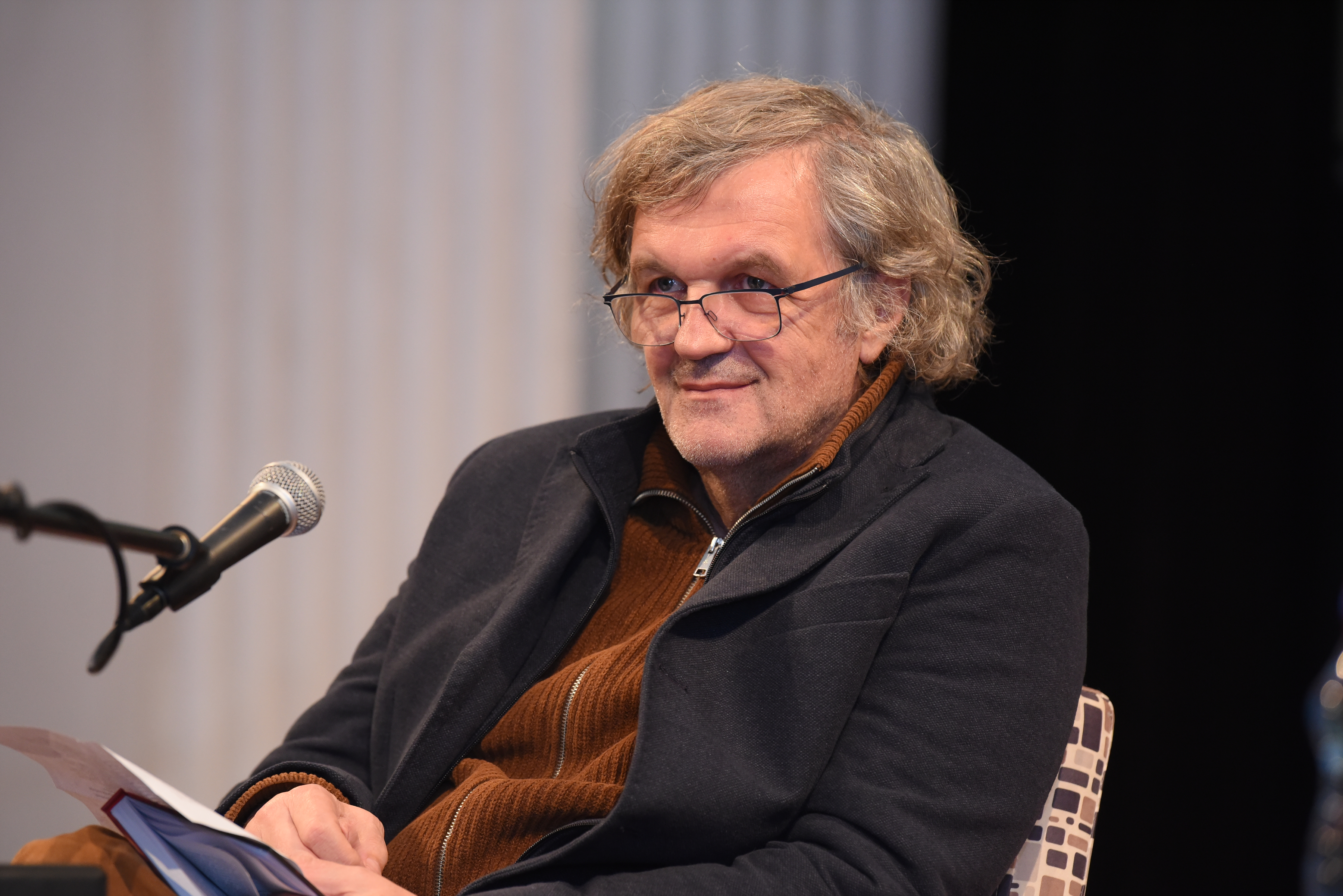 Film director Emir Kusturica promoted his new book "When Dead Souls March" in the Great Hall of the SKC.Filmski reditelj Emir Kusturica promovisao je svoju novu knjigu "Kad mrtve duse marsiraju" u Velikoj Sali SKC-a.