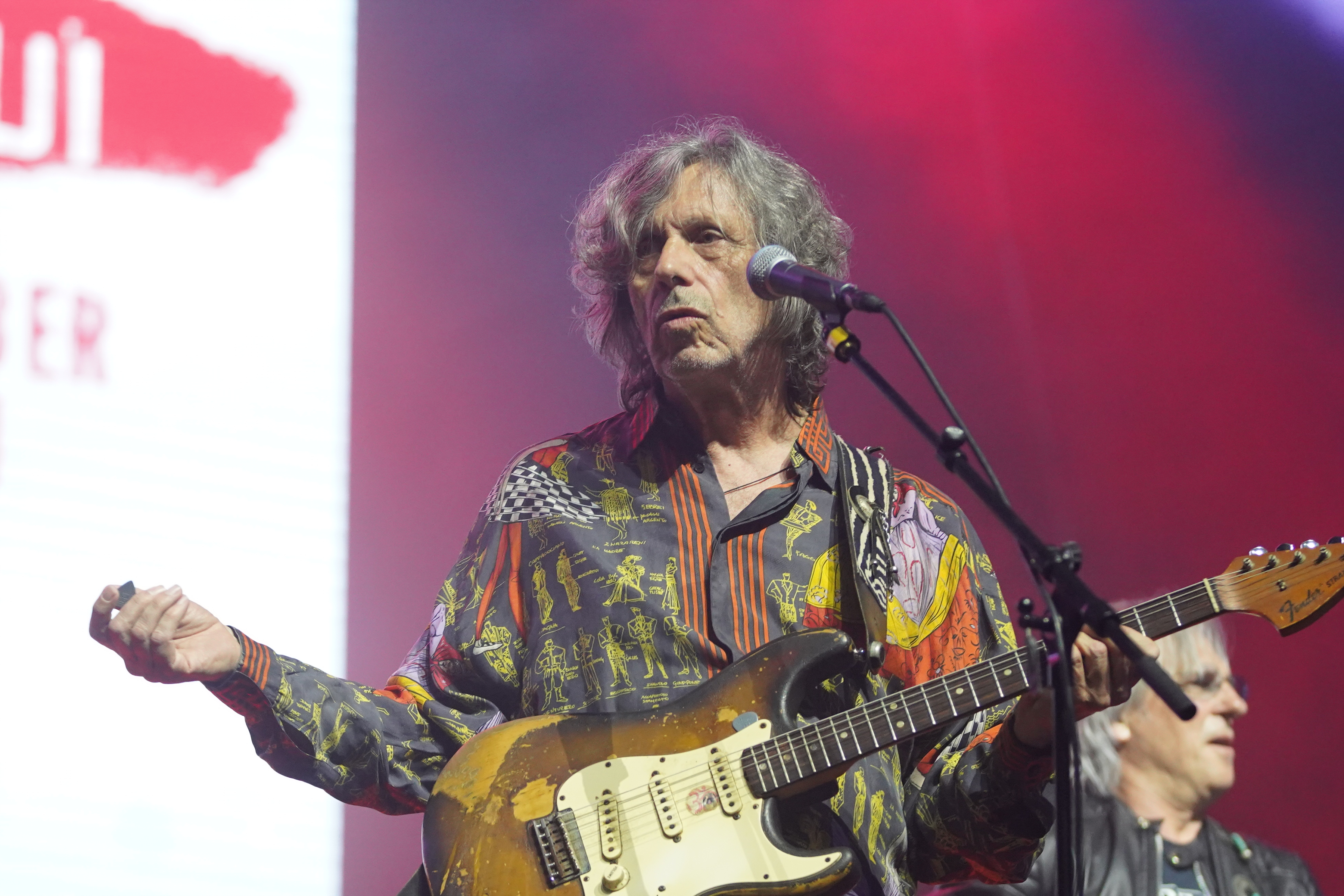 The concert called "Evening of exceptional gentlemen" by Jurica Padjen and the Aerodrom group was held in the mts Dvorana.Koncert pod imenom "Vece izuzetnih dzentlmena" Jurice Padjena i grupe Aerodrom odrzan je u mts Dvorani.