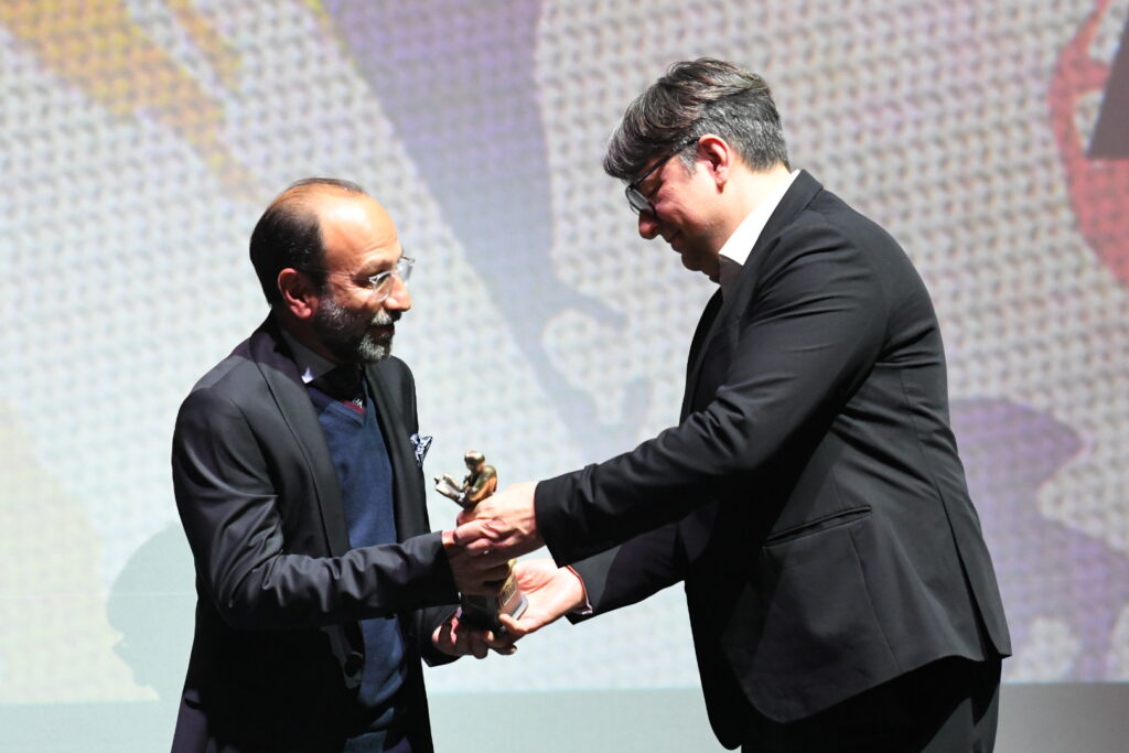 Beograd 29. februar 2024. Nagrada Beogradski pobednik za izuzetan doprinos filmskoj umetnosti na 52. Međunarodnom filmskom festivalu FEST dodeljena iranskom reditelju Asgaru Farhadiju Foto:Amir Hamzagić/Nova.rs