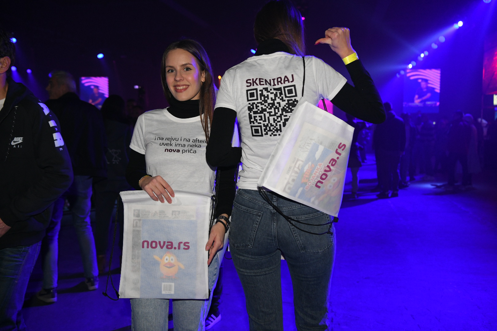 Beograd 30.12.2023. Promoterke portala Nova.rs, reklamni materijal. Koncert engleske grupe Stereo MC´s, Stereo MC Foto: Amir Hamzagić/Nova.rs
