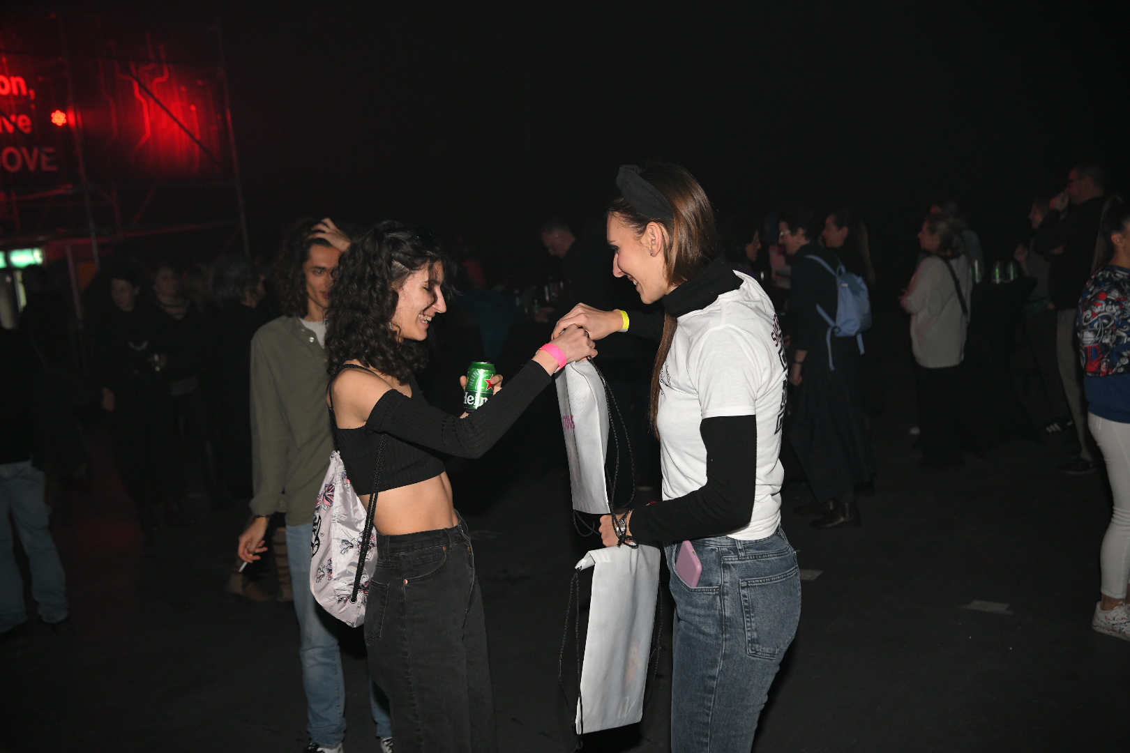 Beograd 30.12.2023. Promoterke portala Nova.rs, reklamni materijal. Koncert engleske grupe Stereo MC´s, Stereo MC Foto: Amir Hamzagić/Nova.rs